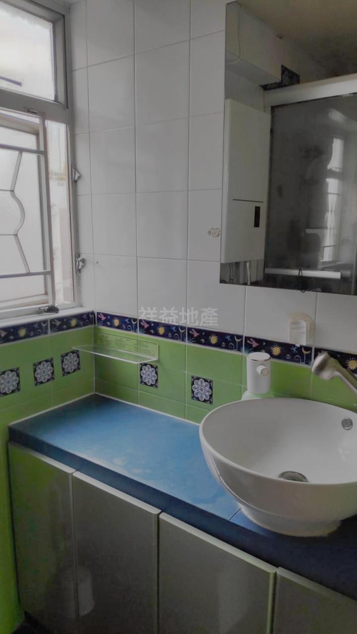 浴室為明廁,裝修企理。(代理提供)