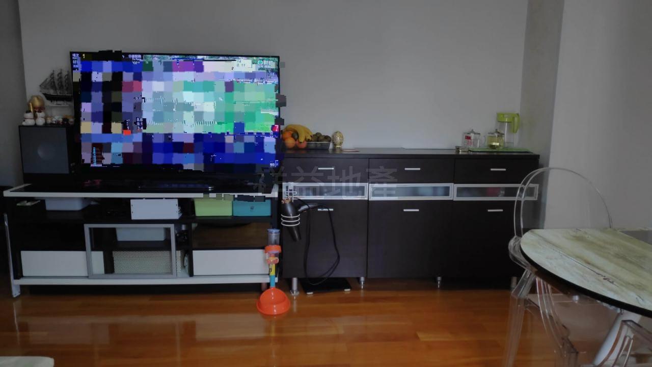 擺放主要傢俬後的大廳,活動空間仍然充裕。(代理提供)