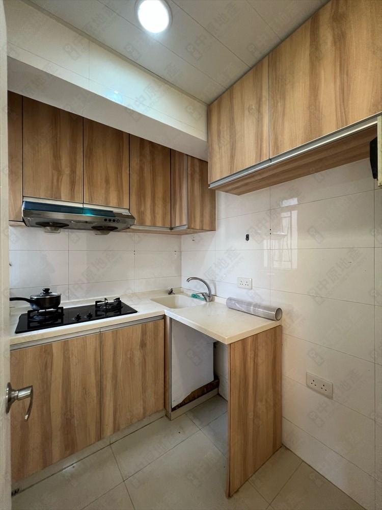 廚房設L型流理台及一列儲物吊櫃,同時有足夠空間擺放洗衣機等大型家電,相當實用。(代理提供)