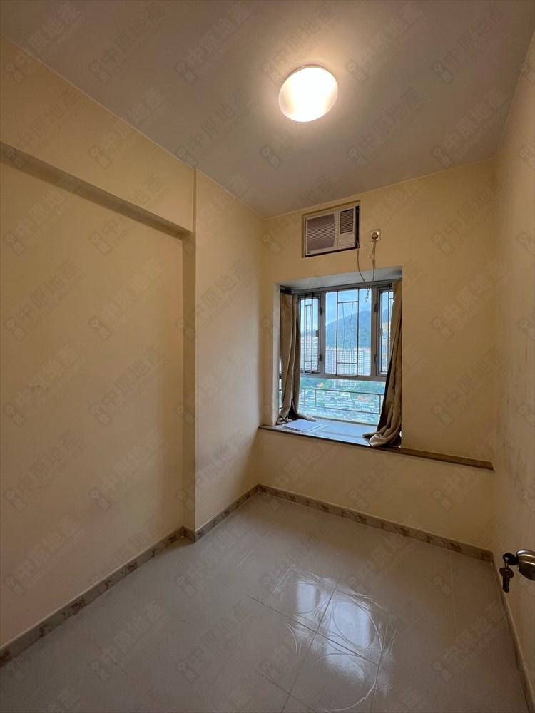 睡房四四正正,望開揚市景和山景。(代理提供)