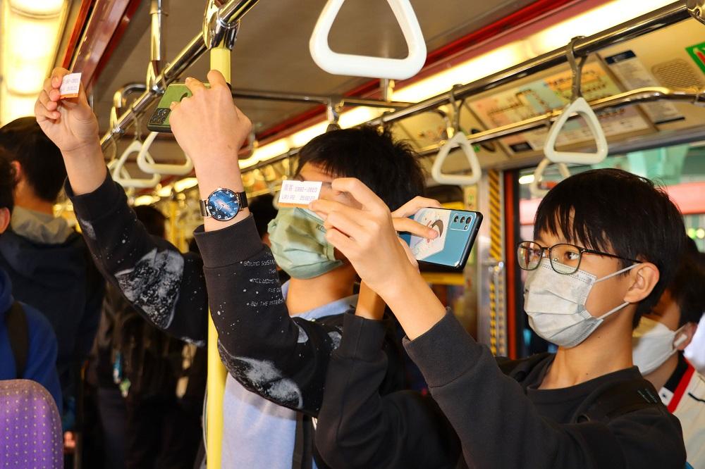 大批鐵路迷送別。(港鐵提供)