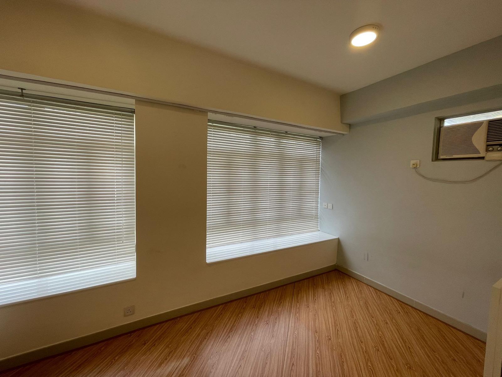 睡房由兩房打通而成,窗大兼闊落。