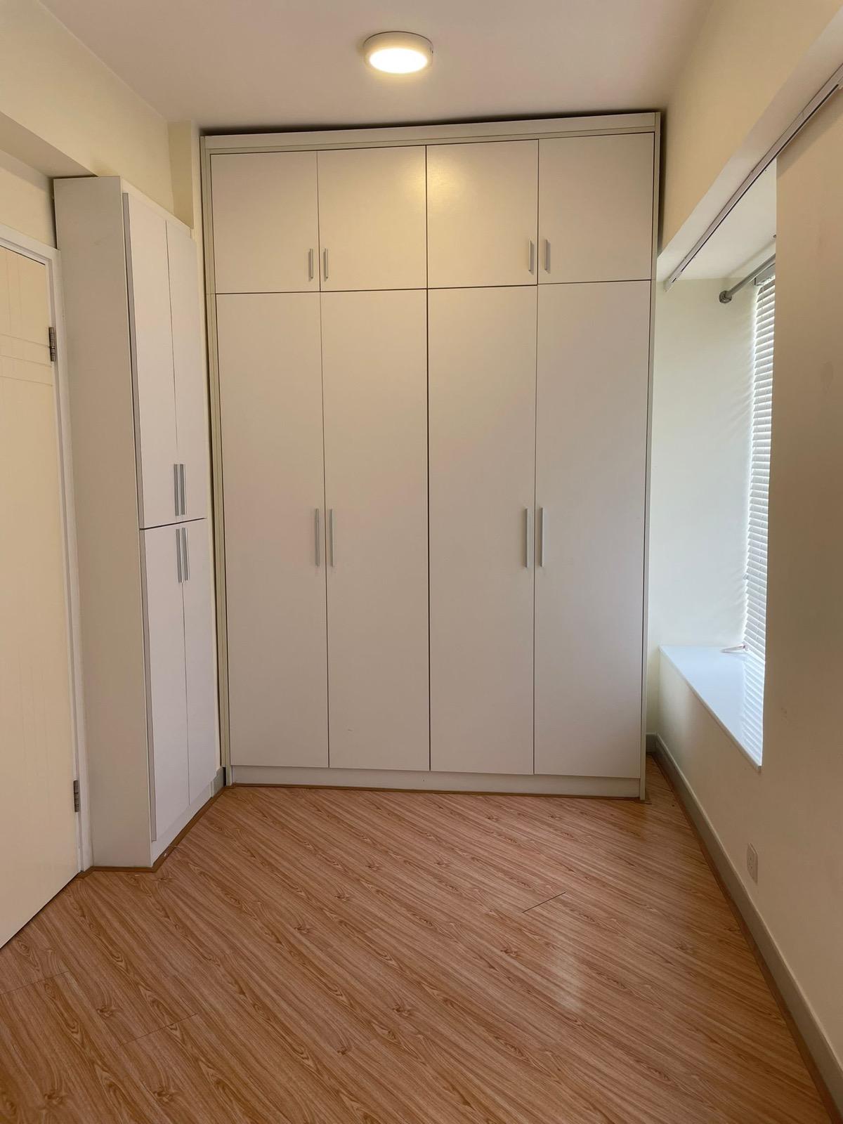 睡房附設多個衣櫃和儲物櫃,十分實用。