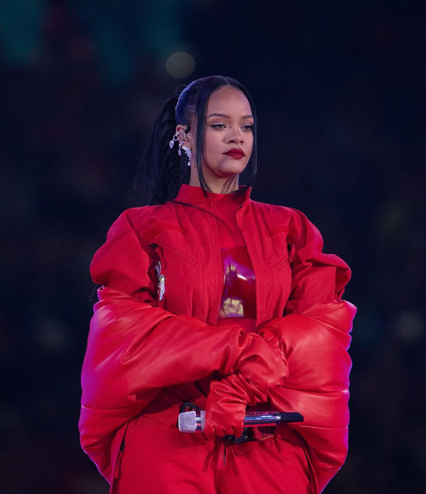 Rihanna早前於超級盃(中場表演,就是塗上了The MVP(藍調正紅色)。