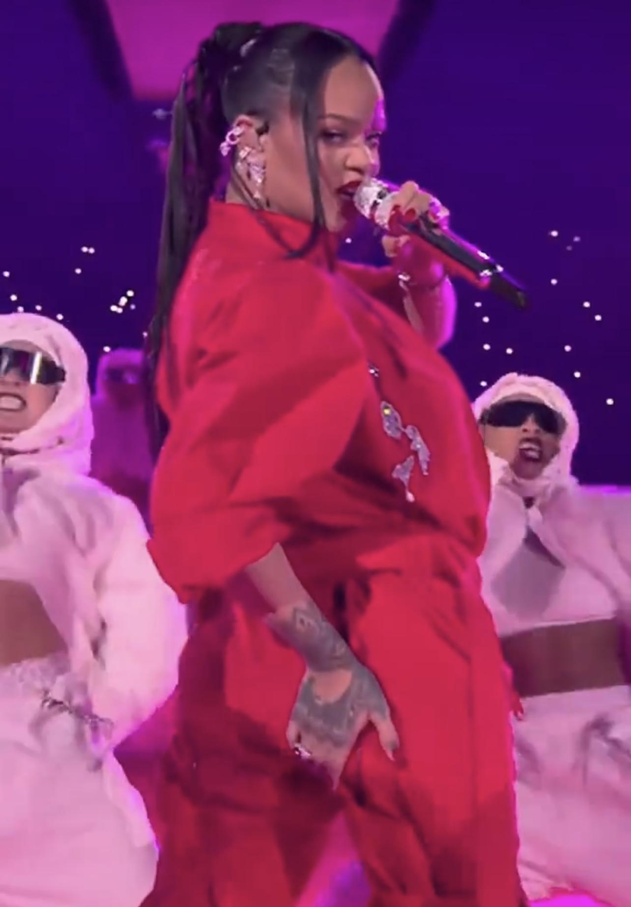 Rihanna以一身紅衣登場,在13分鐘內演唱12首歌。