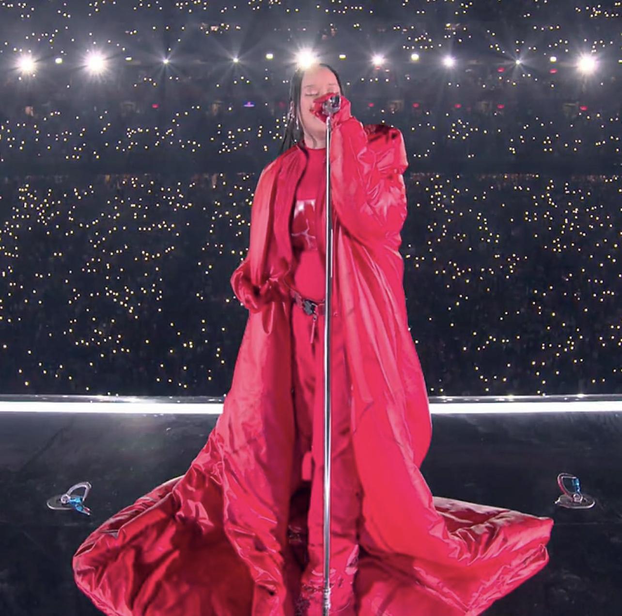 Rihanna以一身紅衣登場,盡顯天后風範。