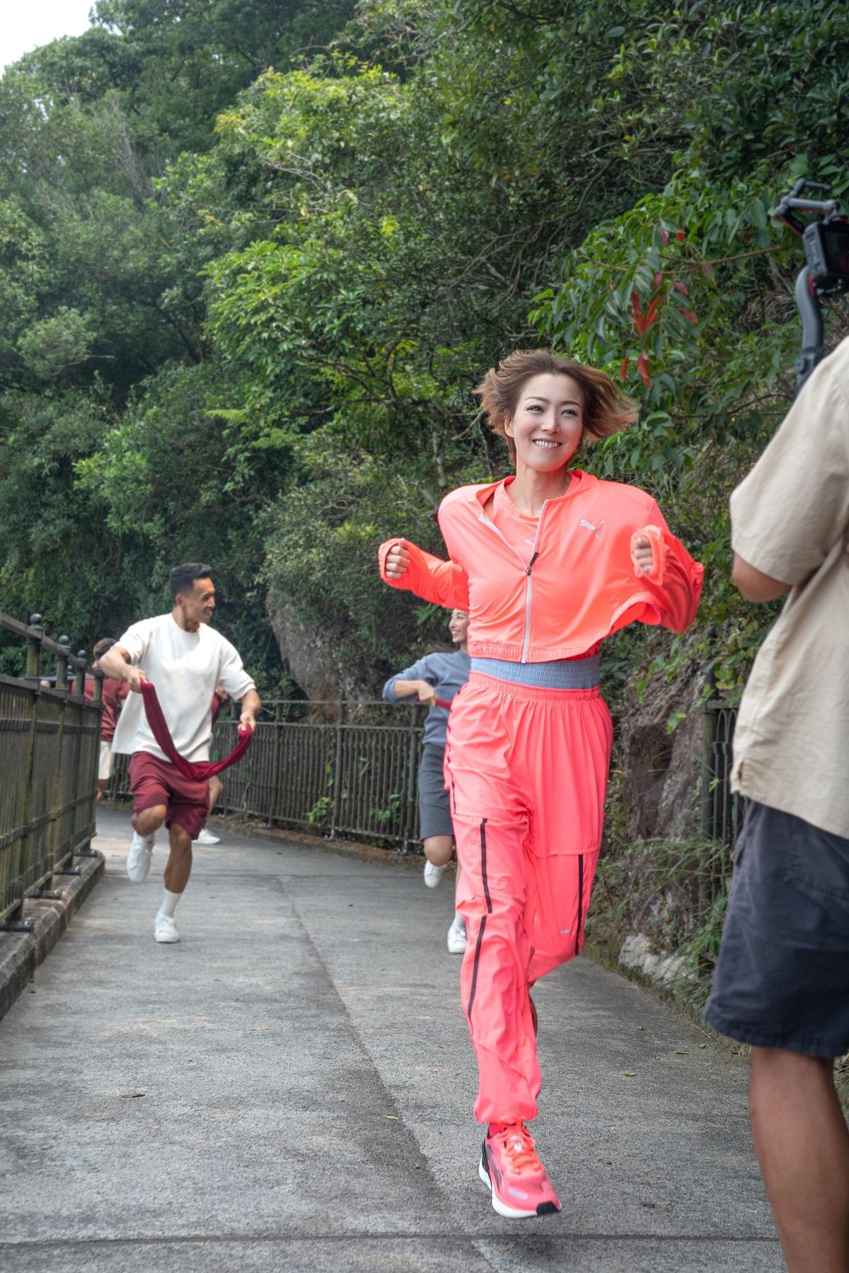 鄭秀文在山頂跑步徑跑步,活力爆燈。