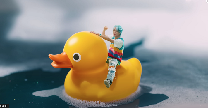 新歌《Best Friend Ever》MV充滿充滿歡樂,猶如置身夢幻童話世界。(截圖)