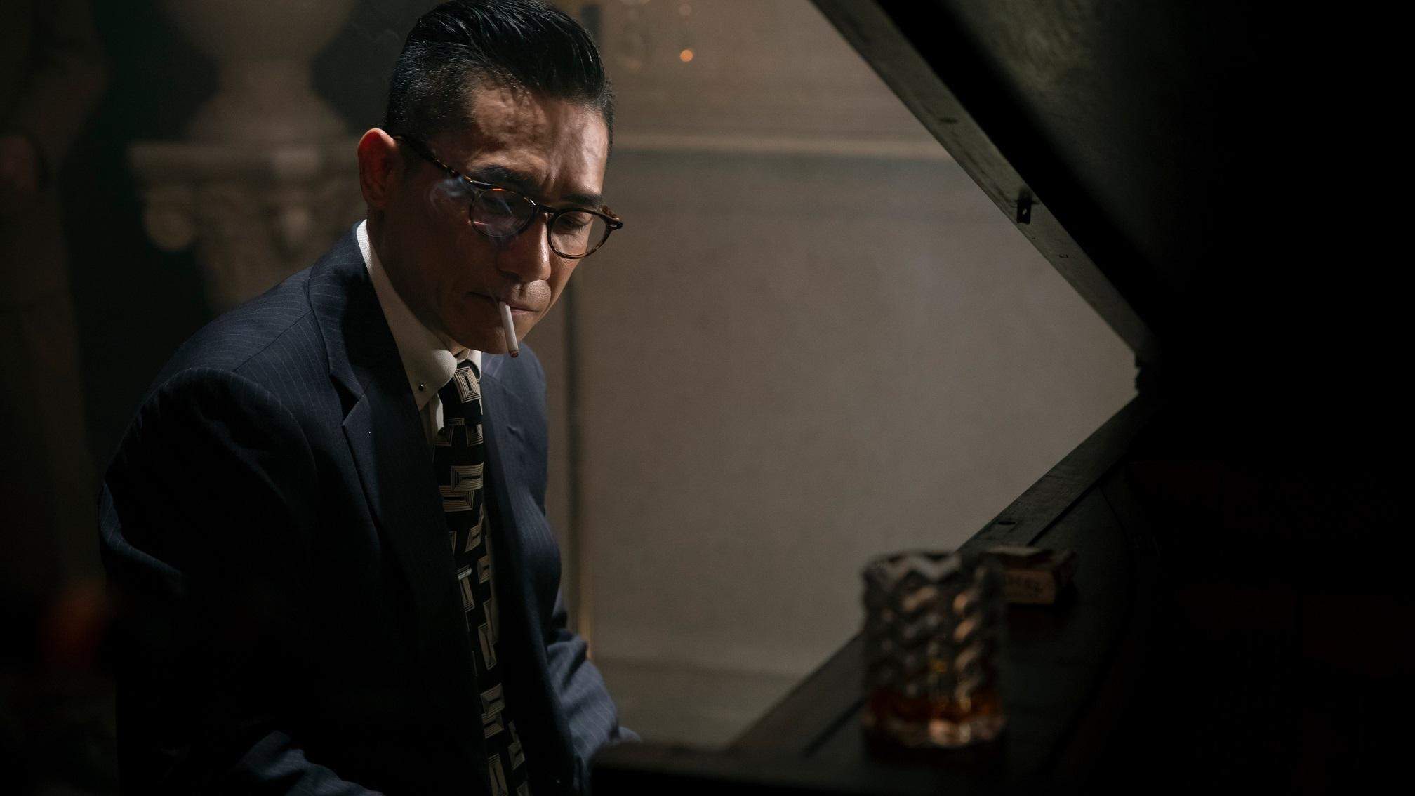 梁朝偉表示要在兩個月內練熟3首歌。(《風再起時》劇照)