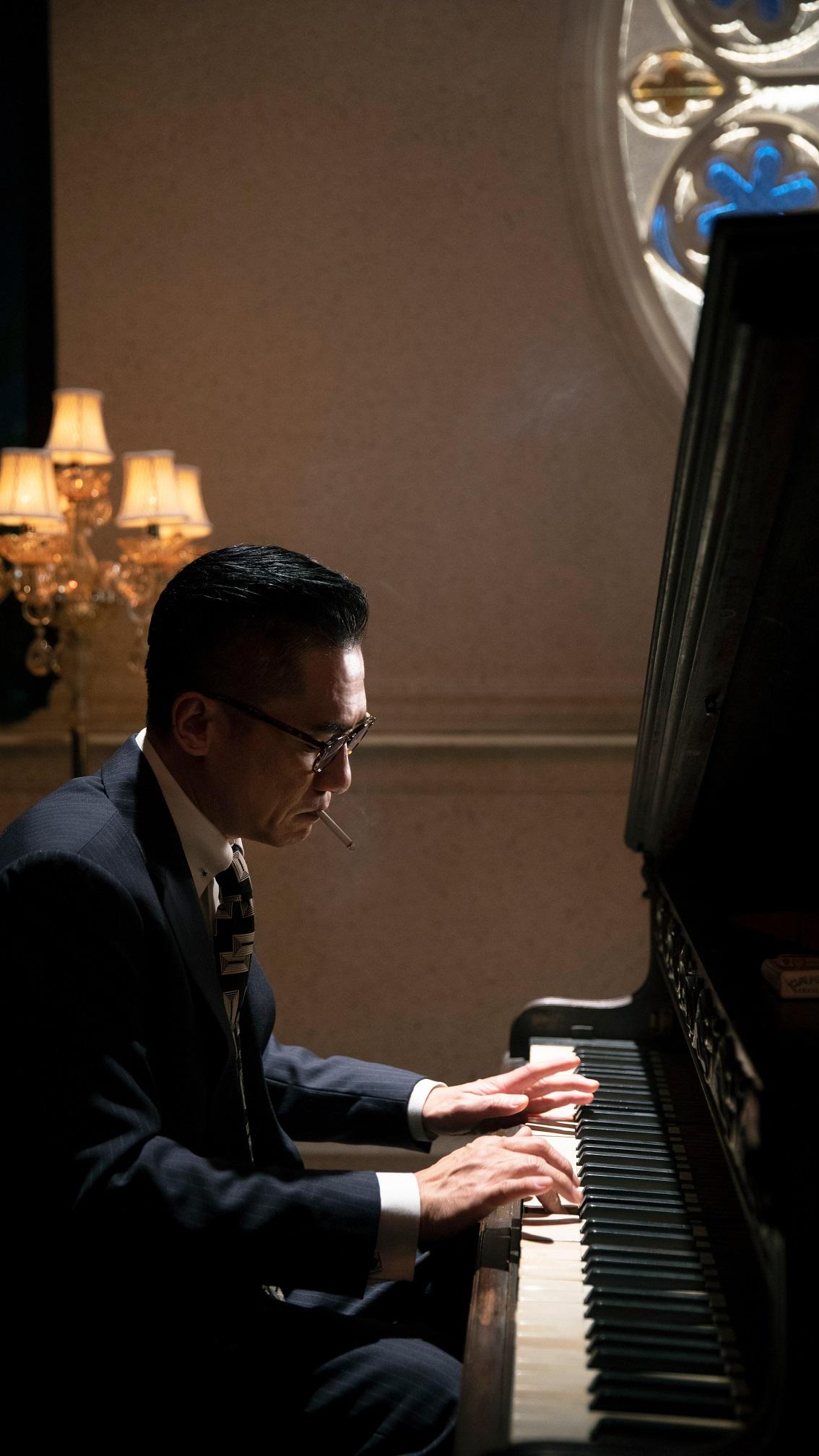 梁朝偉為角色每日練琴8小時。(《風再起時》劇照)