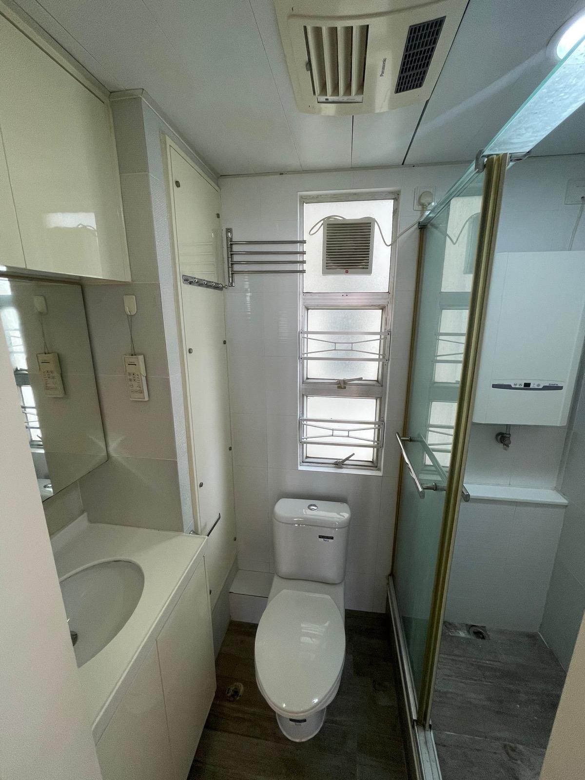 浴室有窗兼附有不少收納櫃,相當實用。