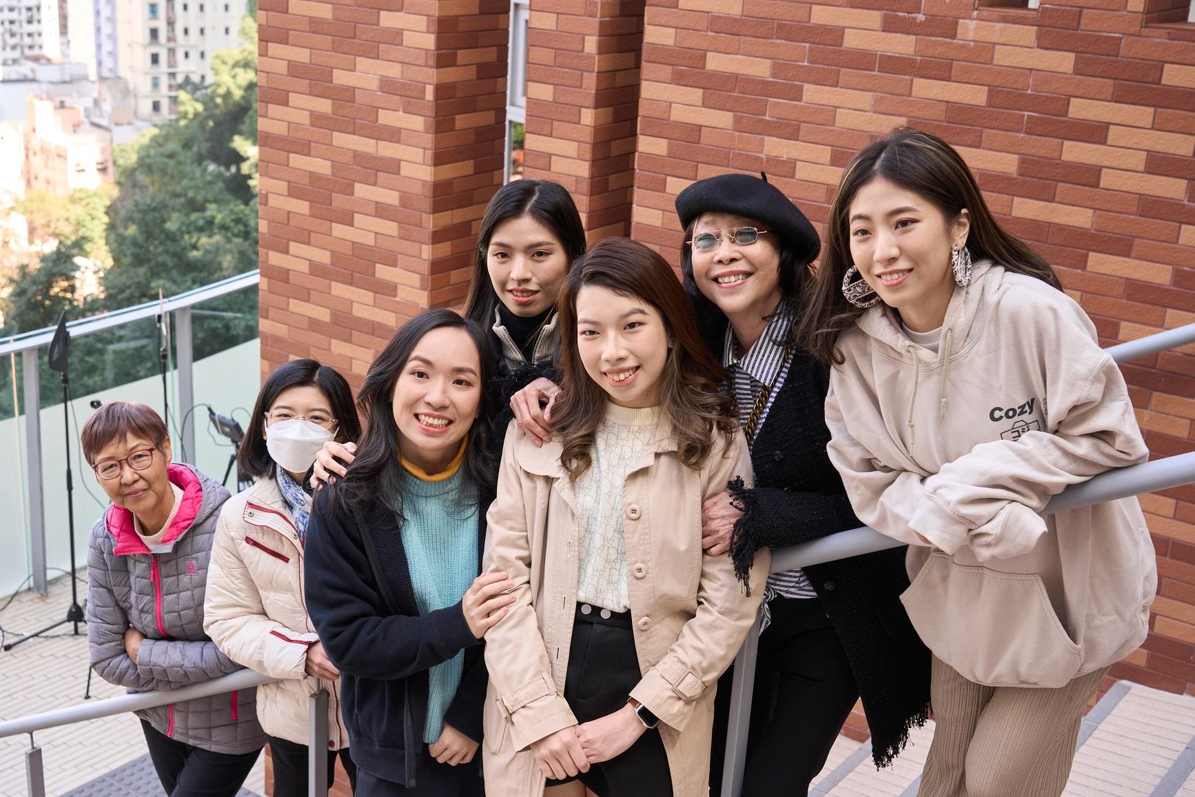 張婉婷導演早前出席《給十九歲的我》誓師大會時,與前任校長和眾受訪女生合照。