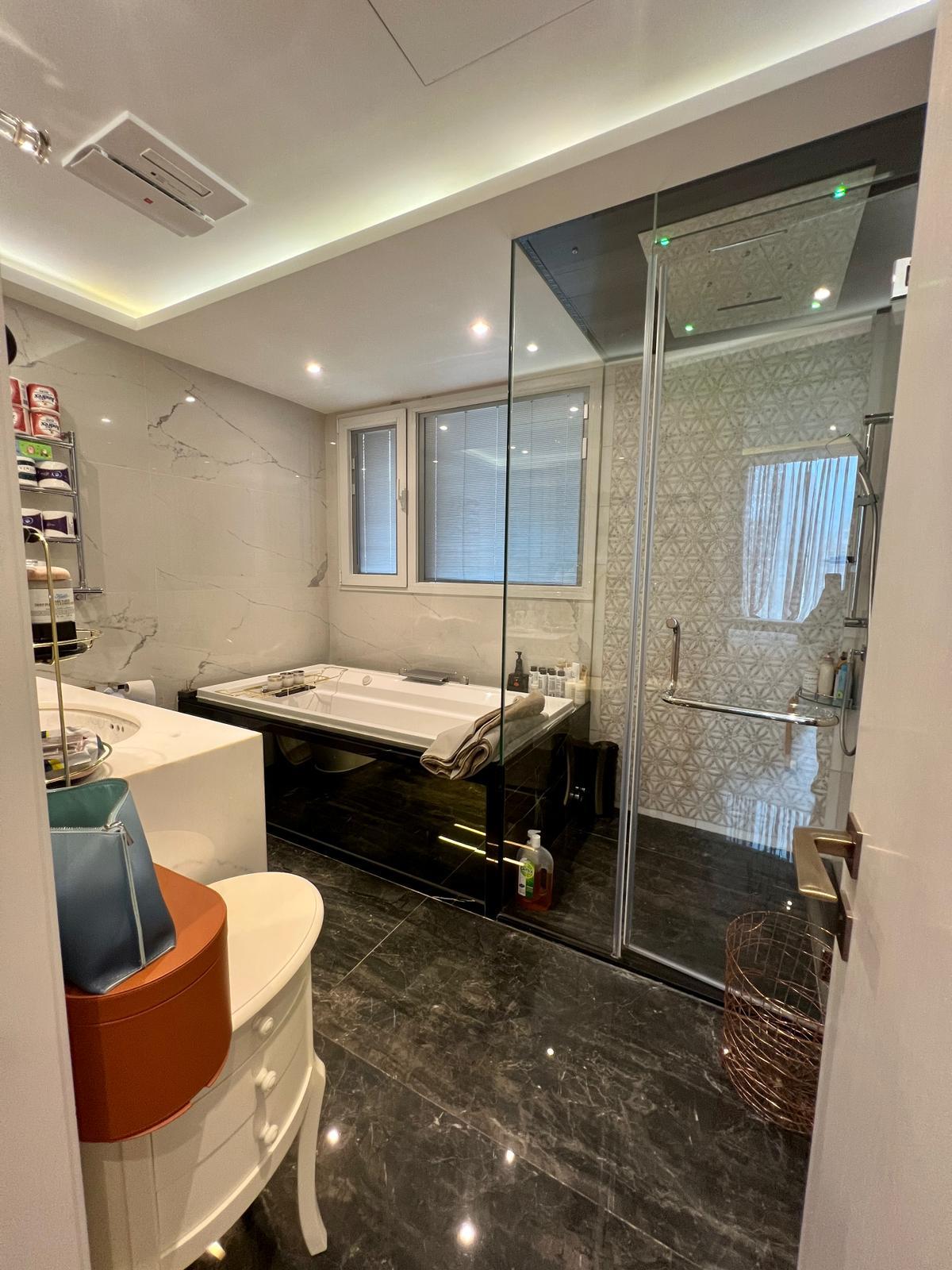 主人套房浴室配備浴缸及企缸,空間相當闊大。