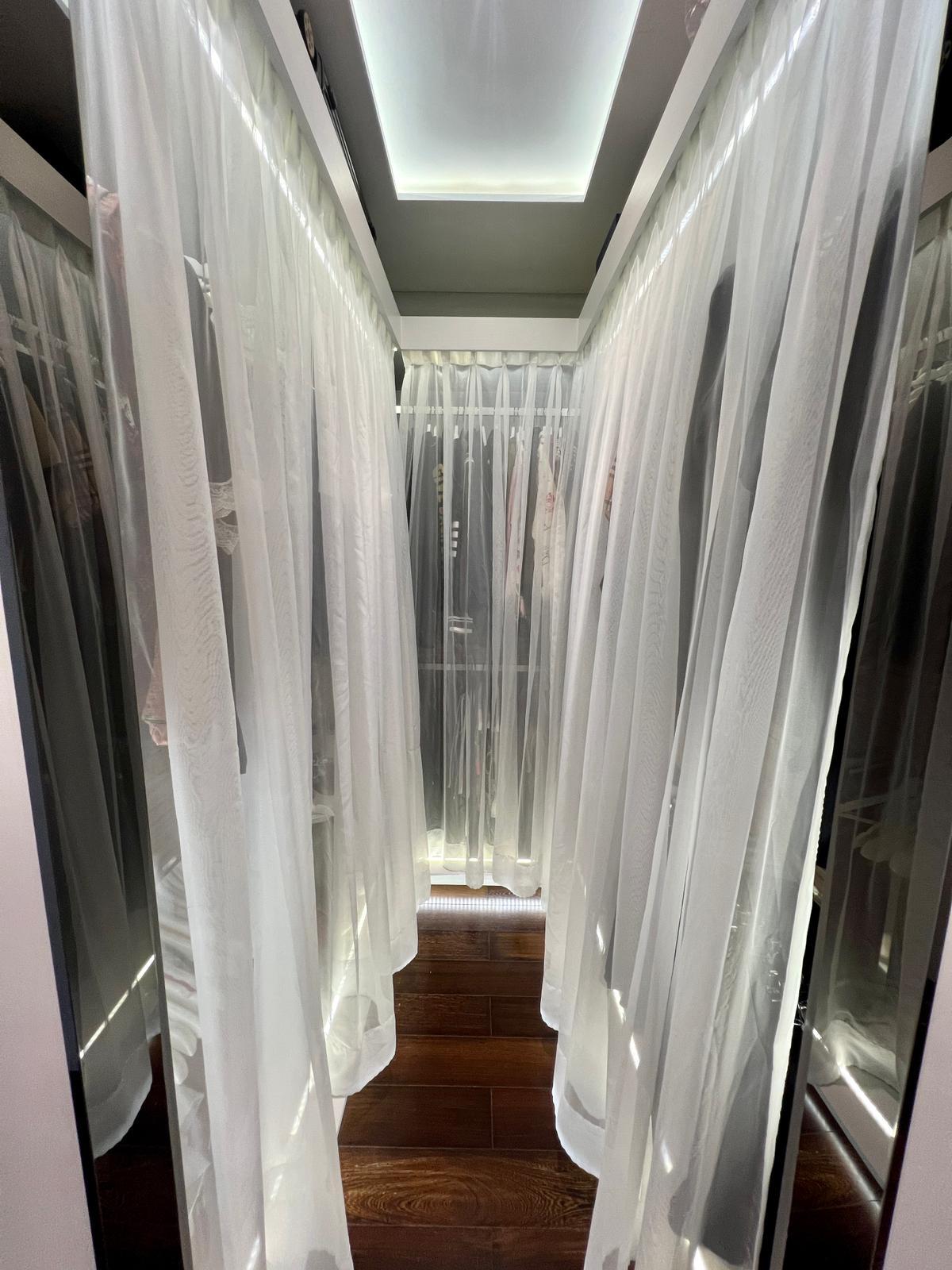 主人套房設有衣帽間,可容納大量衣物,非常實用。