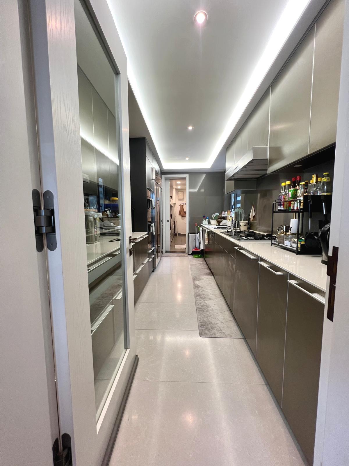 呈長方形的廚房非常闊大,適合經常宴客的家庭。