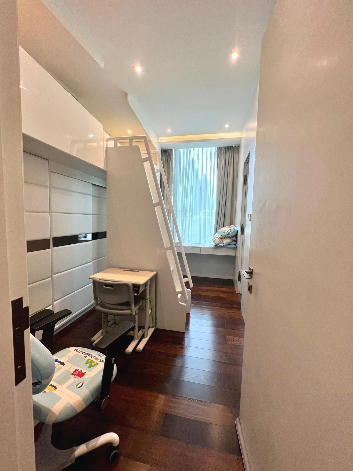 小朋友睡房放有高架床連衣櫃組合,令活動空間增多。