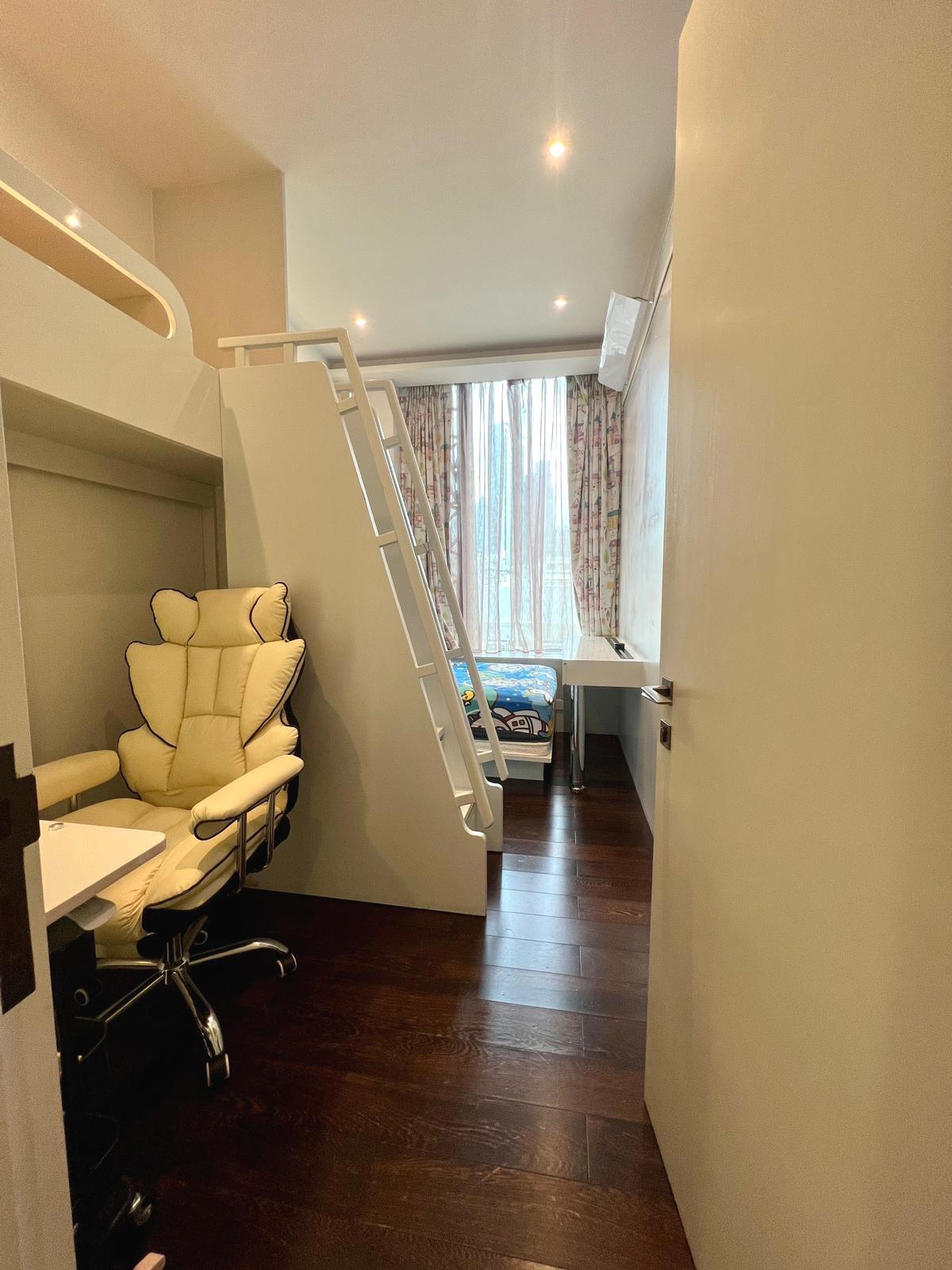 另一間睡房放有單人床,以及高架床連衣櫃和書桌組合,仍有不少空間可供使用。