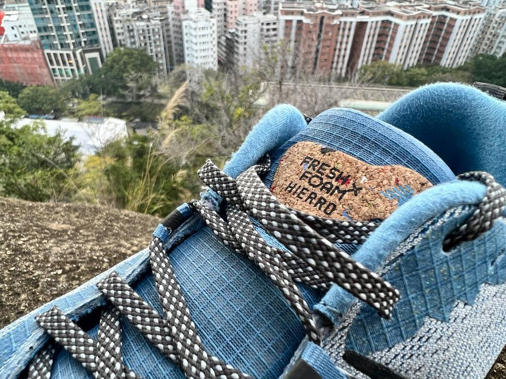 鞋舌設計亦別具心思。