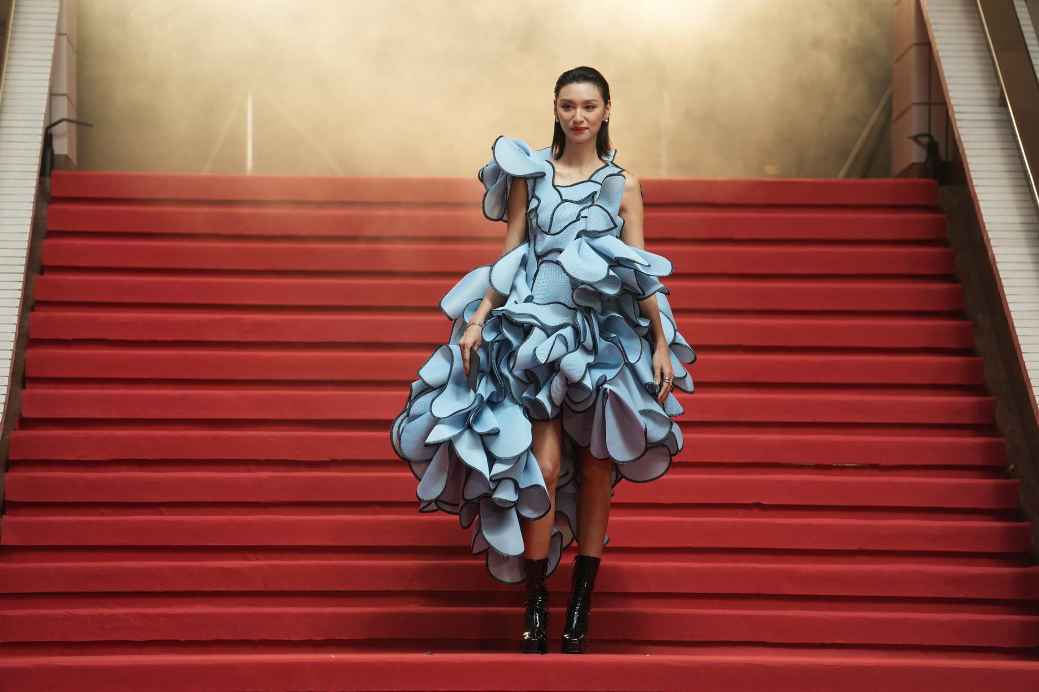 該襲特別靚裙是由張叔平穿針引線從日本空運抵港。