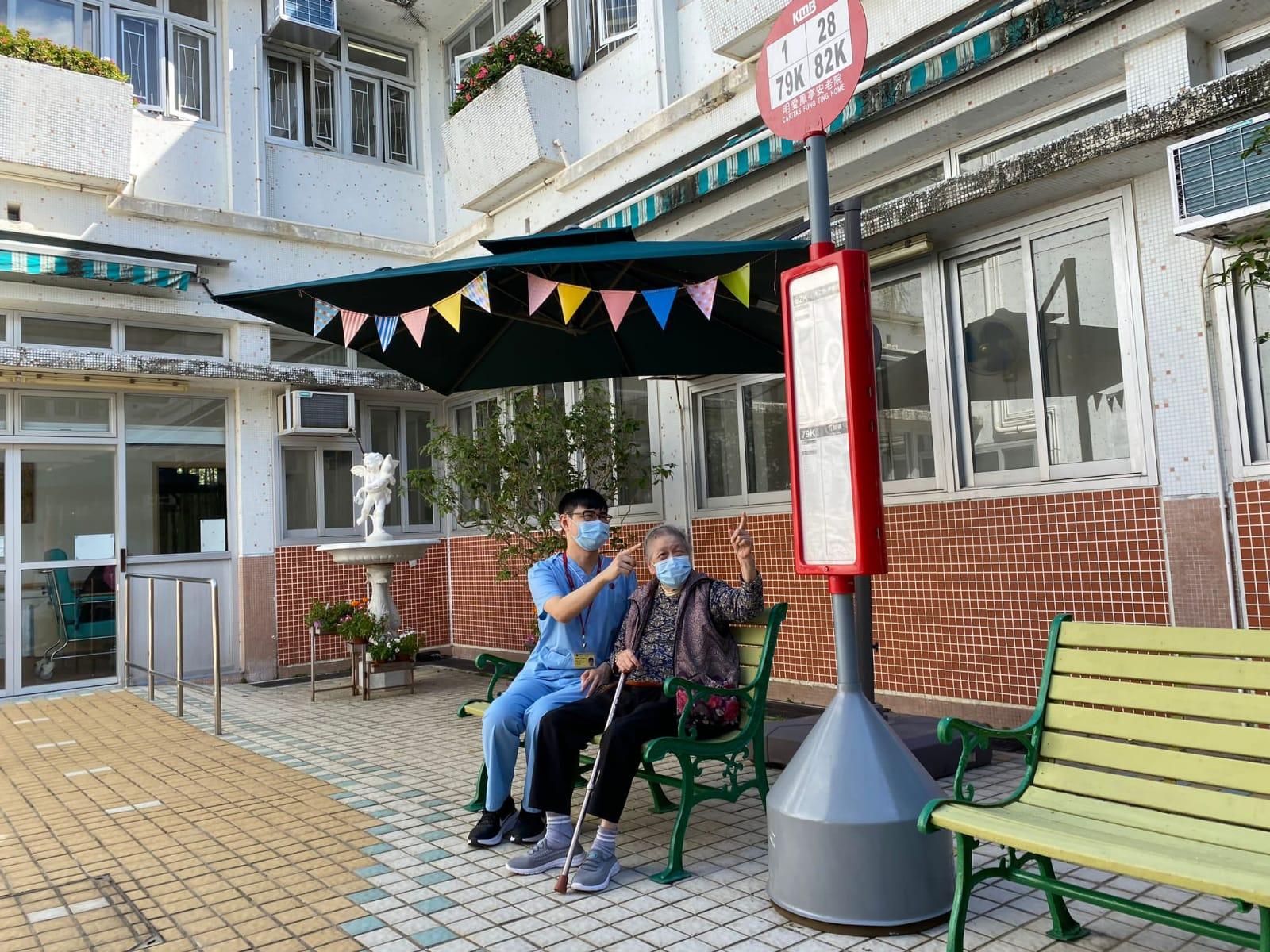 九巴再向6安老院舍捐贈「愛心巴士站牌」 助認知障礙症長者治療