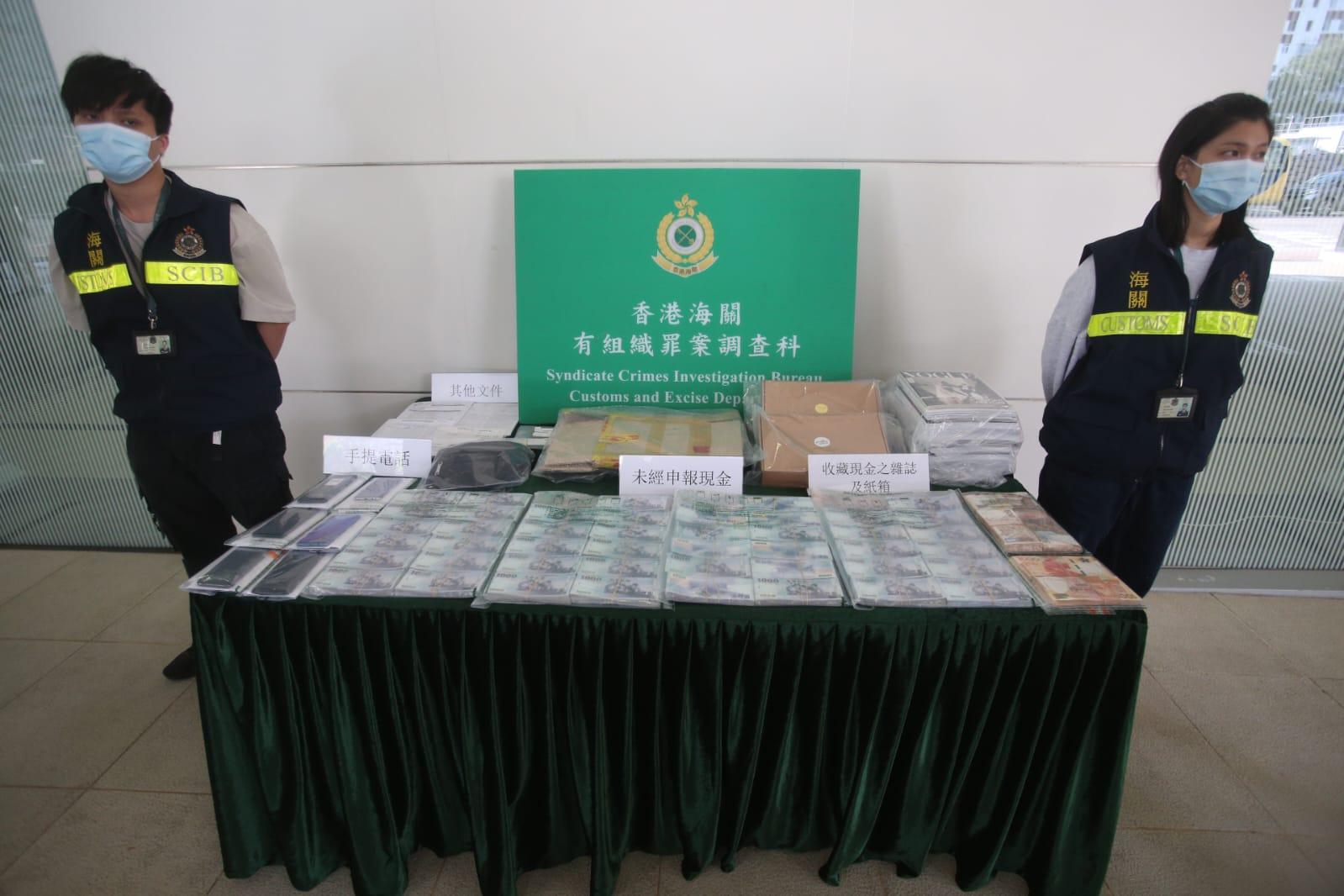 海關指,郵包內共放有4本雜誌書籍,而該批現金收藏在書本和雜誌的附頁中