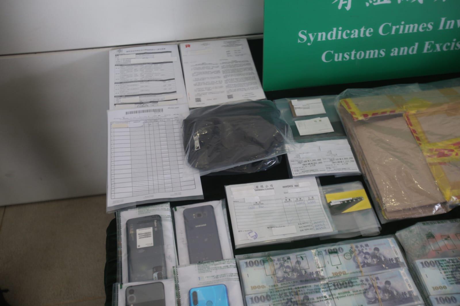 海關破獲逾100萬元外幣的郵包!