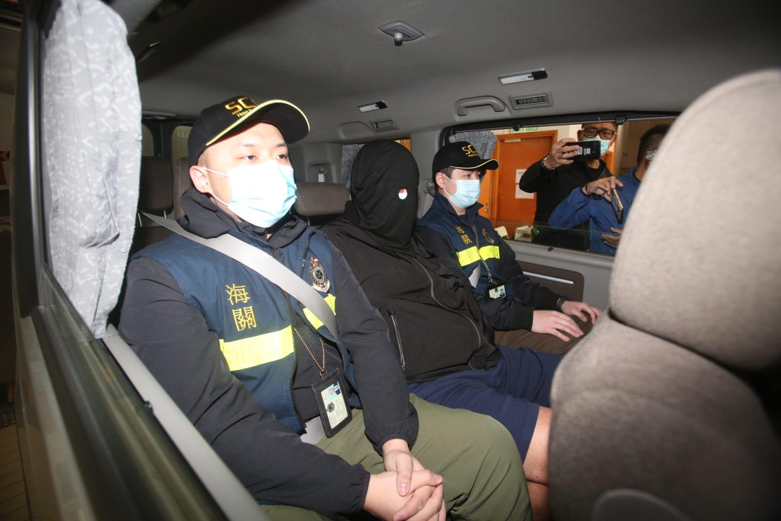 海關昨日於大角嘴拘捕兩名48歲及51歲的非本地男子