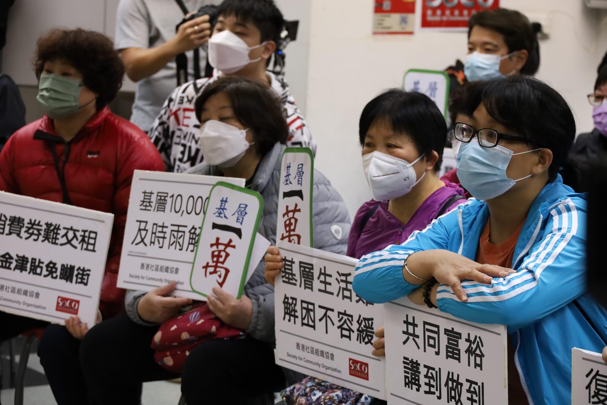 基層觀看財政司長宣讀財政預算案。(鍾式明攝)