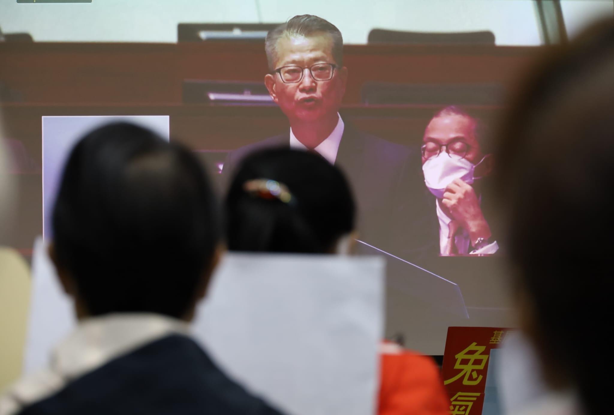 基層觀看財政司長宣讀財政預算案。(鍾式明攝)