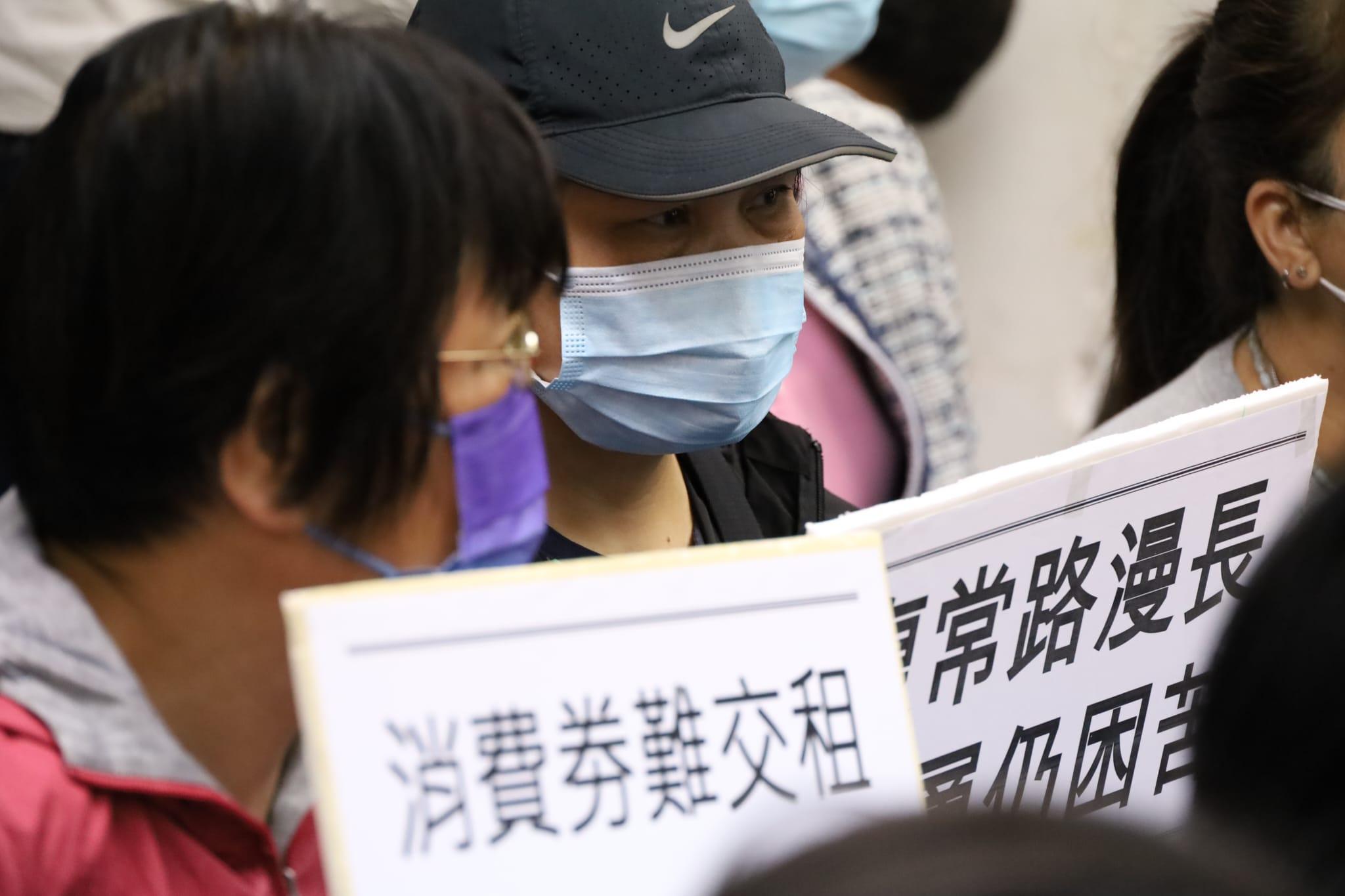 基層觀看財政司長宣讀財政預算案。(鍾式明攝)