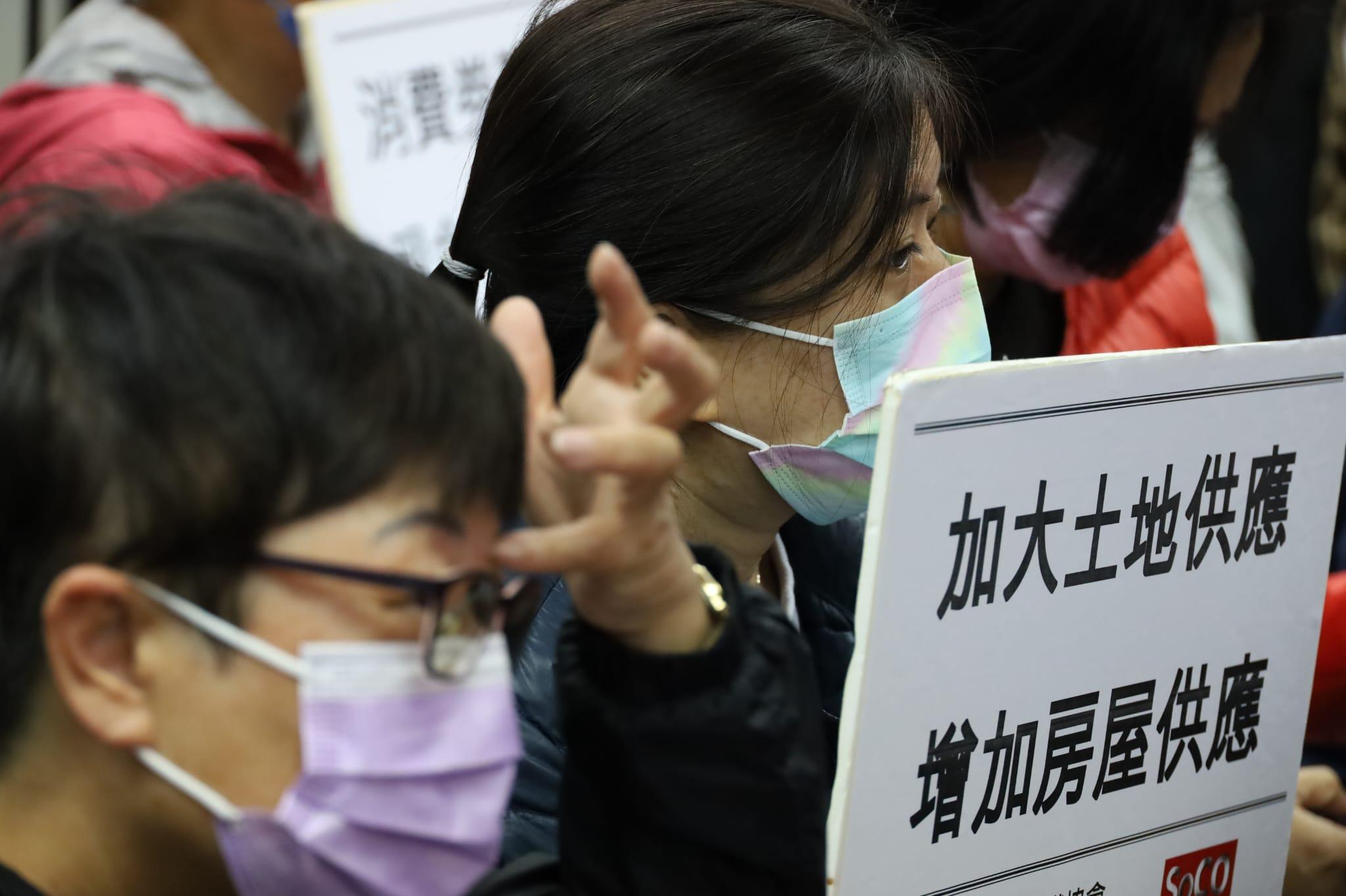 基層觀看財政司長宣讀財政預算案。(鍾式明攝)