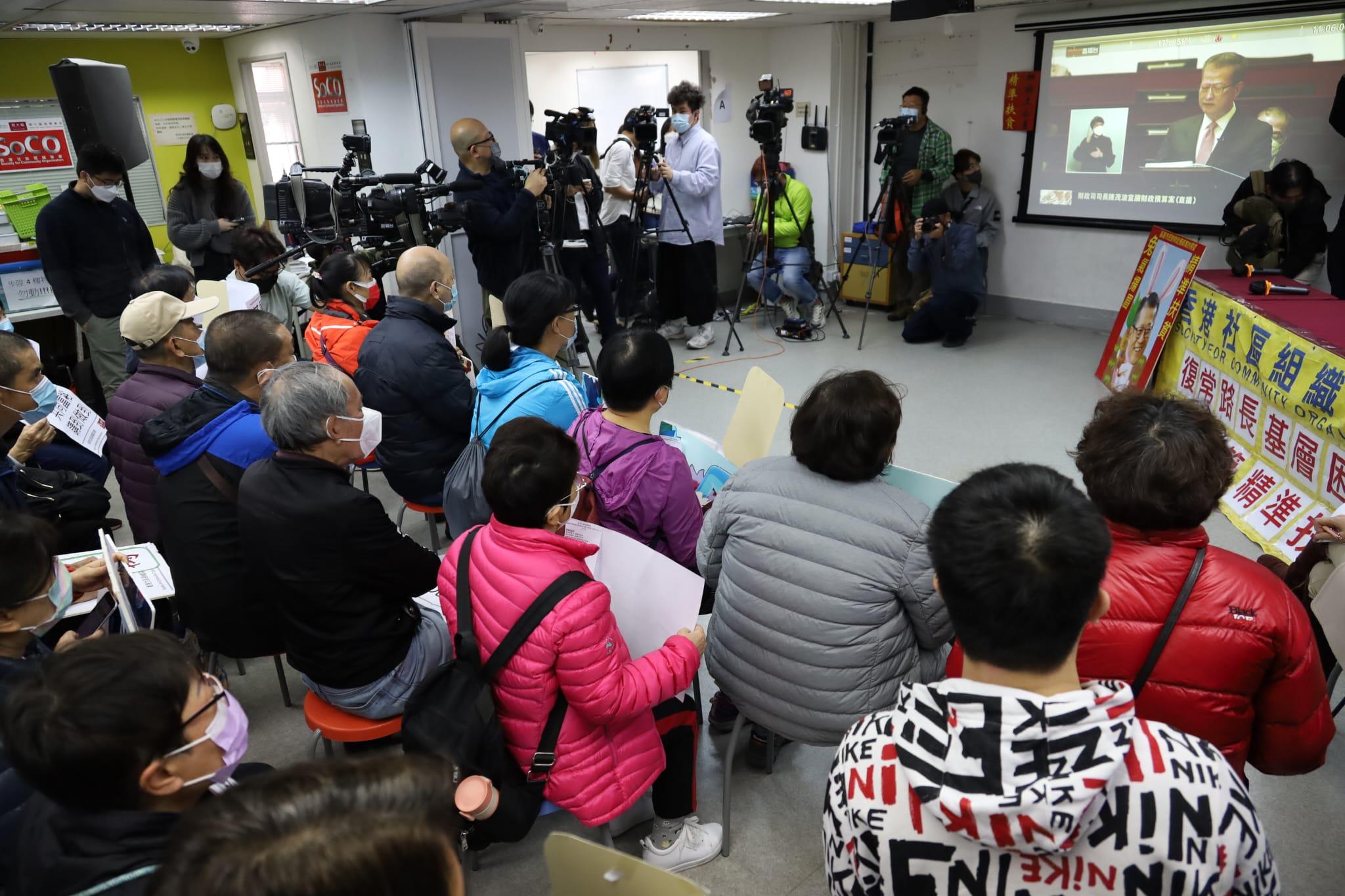 基層觀看財政司長宣讀財政預算案。(鍾式明攝)