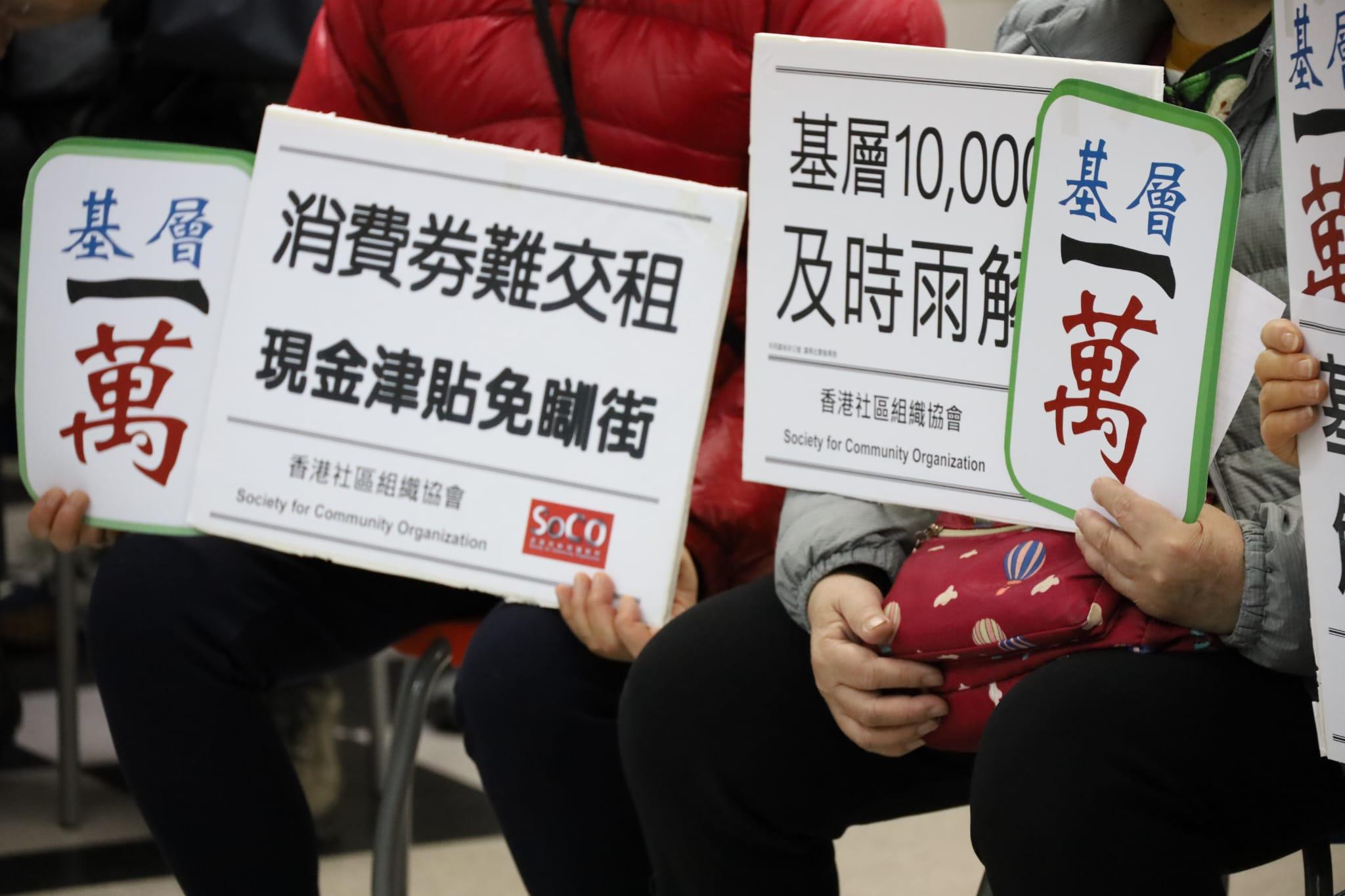 基層觀看財政司長宣讀財政預算案。(鍾式明攝)