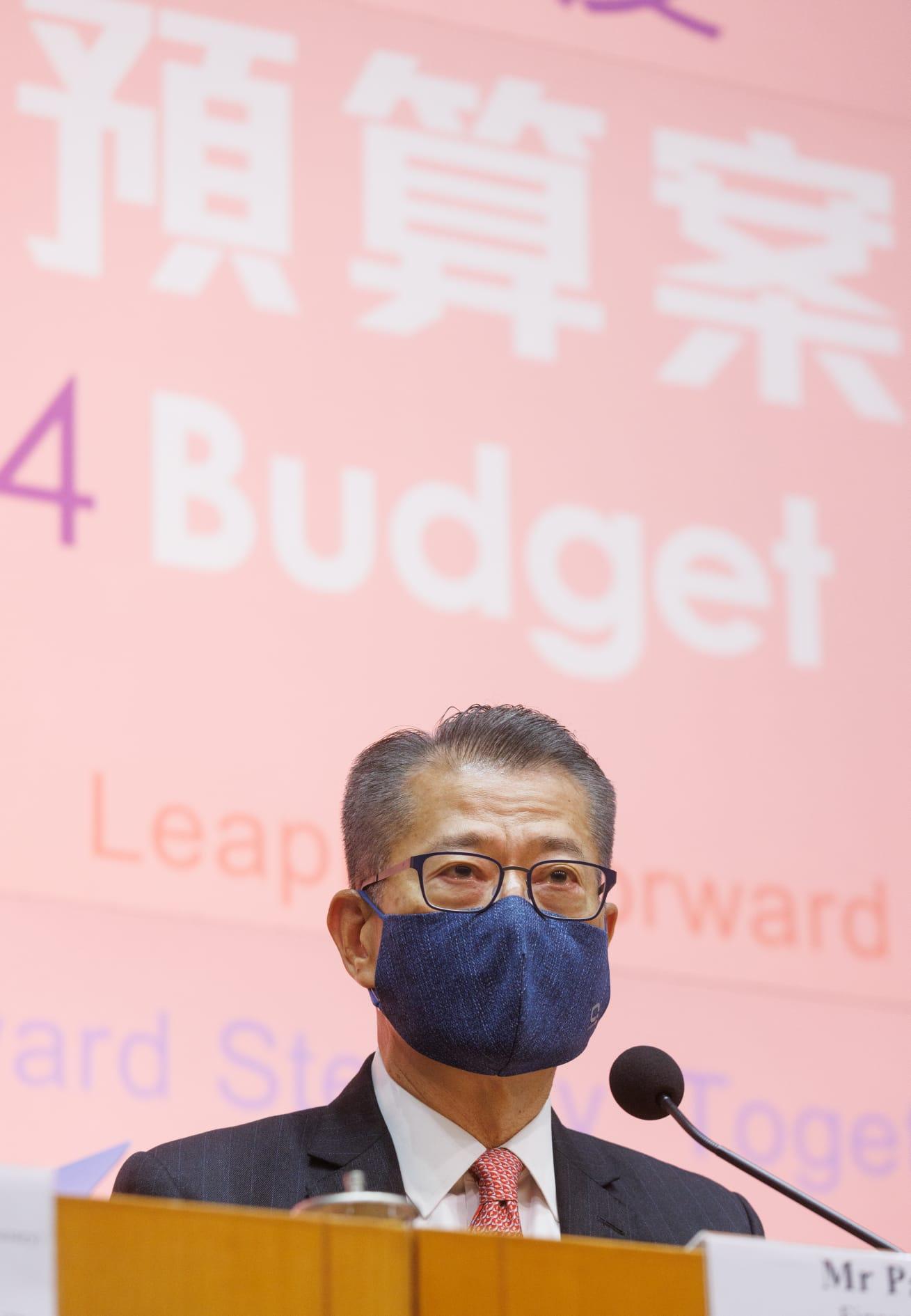 財政預算案2023|被問消費券為何比去年減半 陳茂波:考慮到經濟正復蘇 (蘇文傑攝)