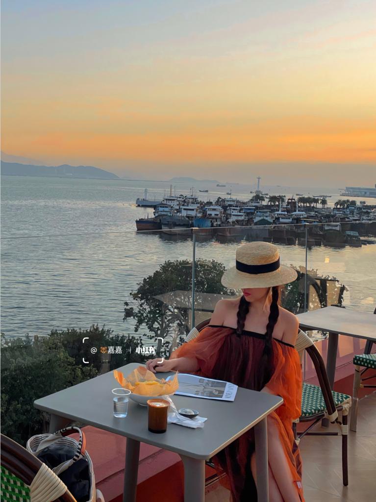 Cafe室外設有靠海的露台座,大家可以一邊看海一邊嘆啡。(圖片來源: 小紅書)