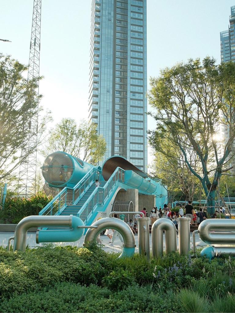 昔日的油罐、旋轉樓梯均塗上天藍色。(圖片來源: 小紅書)