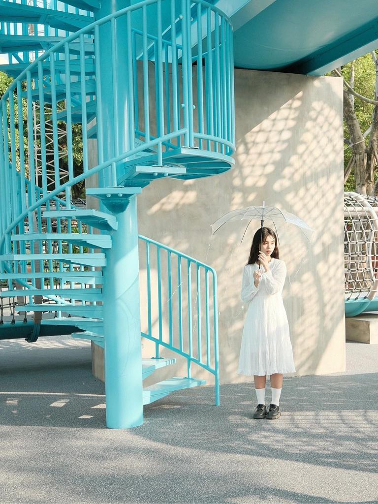 昔日的油罐、旋轉樓梯均塗上天藍色。(圖片來源: 小紅書)