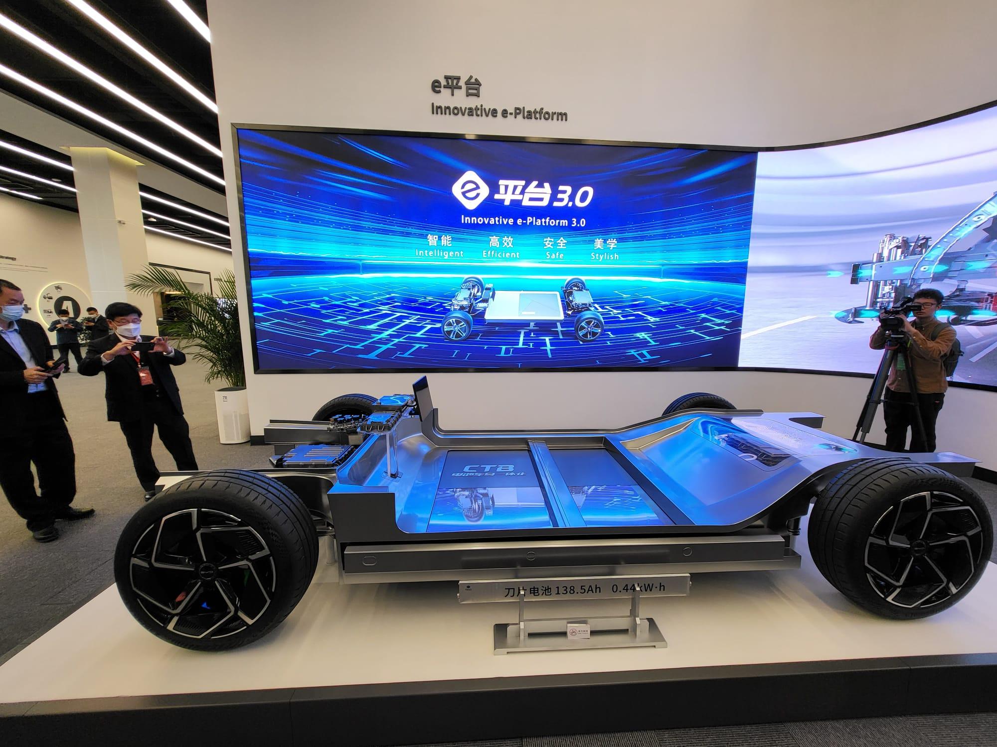 比亞迪展示安裝了刀片電池的車架