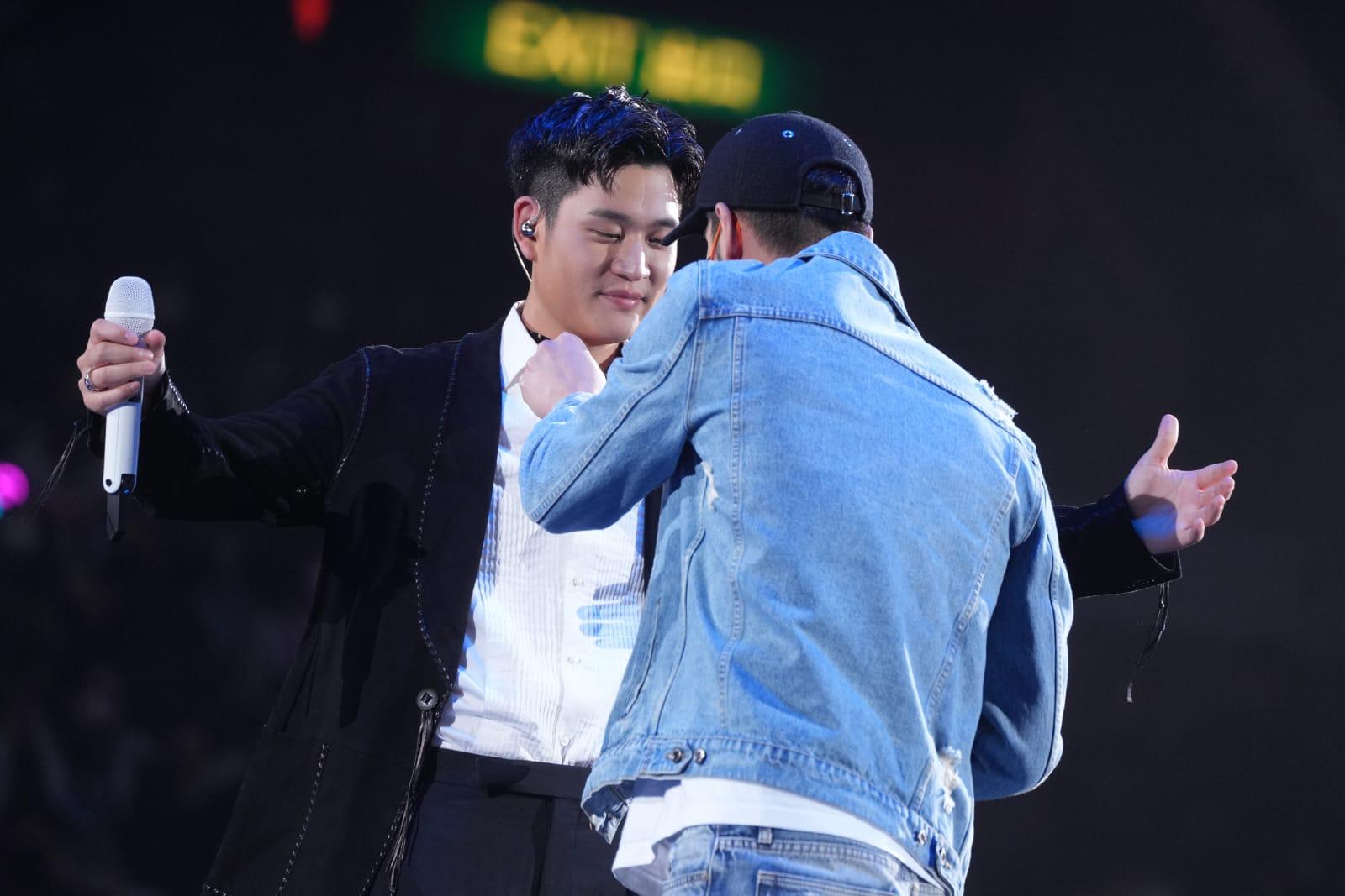 周興哲獲胞兄周予天幫忙整理服飾,非常窩心。(陳奕釗攝)