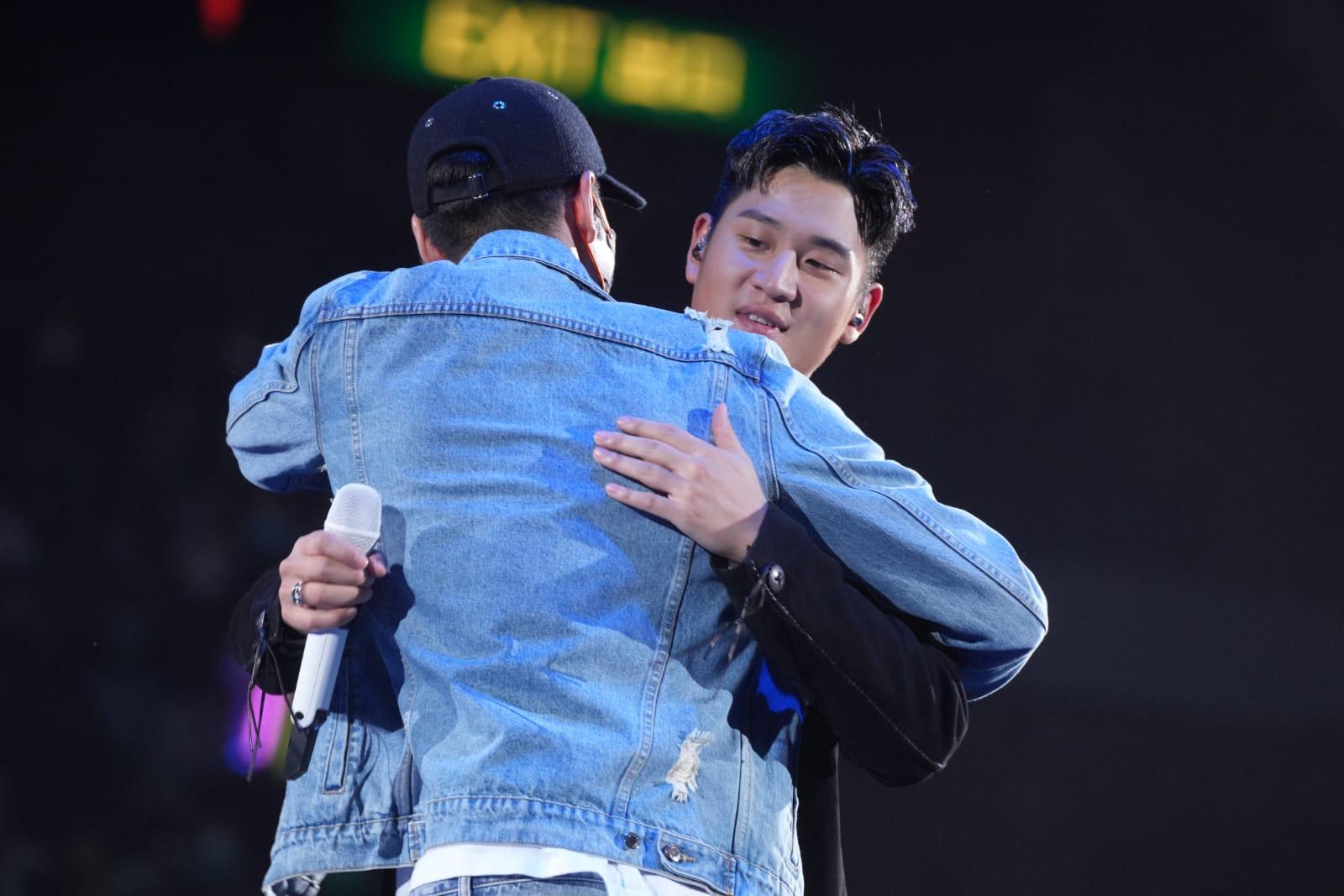 周興哲獲胞兄周予天窩心拎水上台,兩人擁抱。(陳奕釗攝)