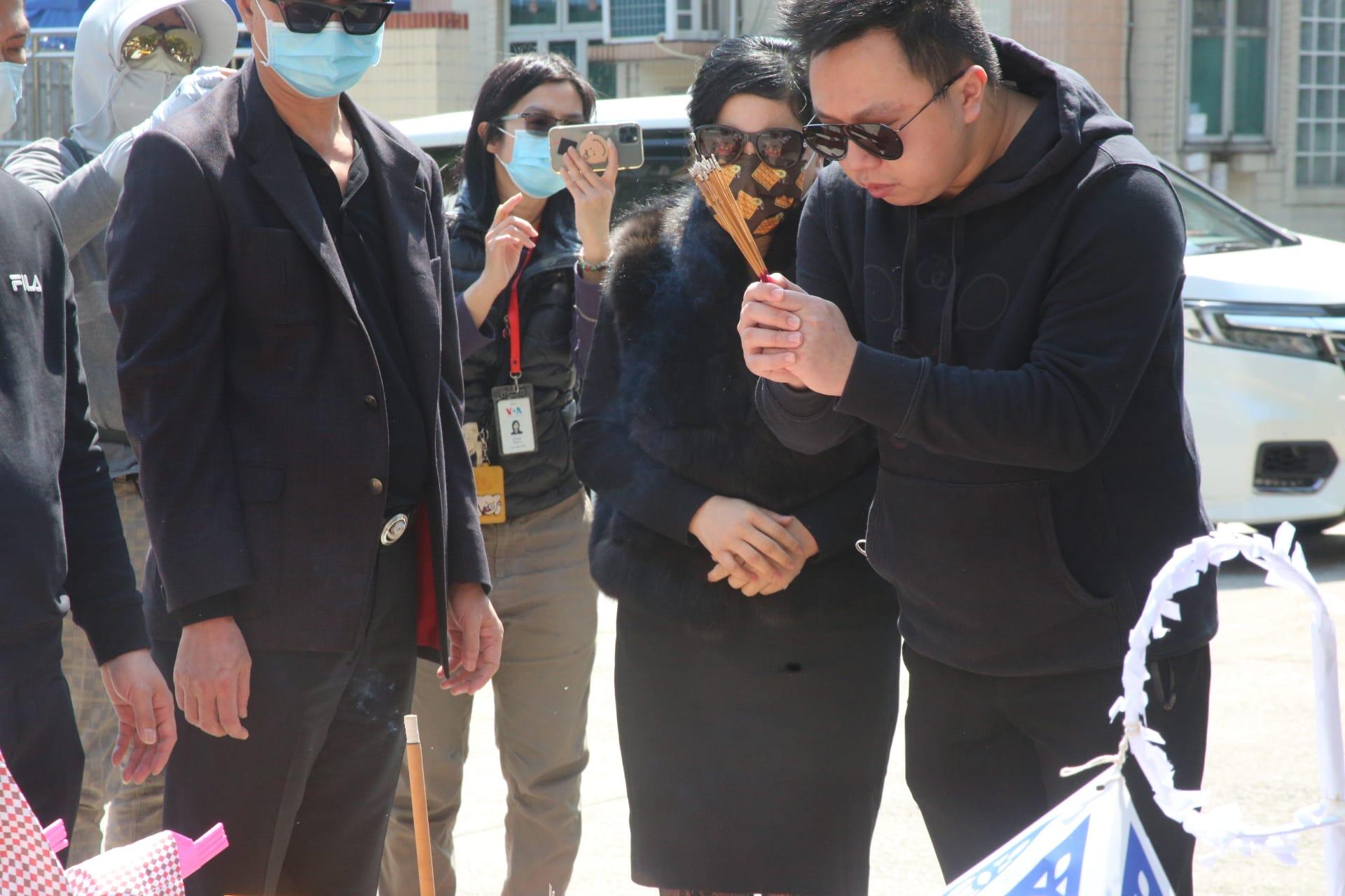 蔡天鳳現任丈夫Chris裝香拜祭