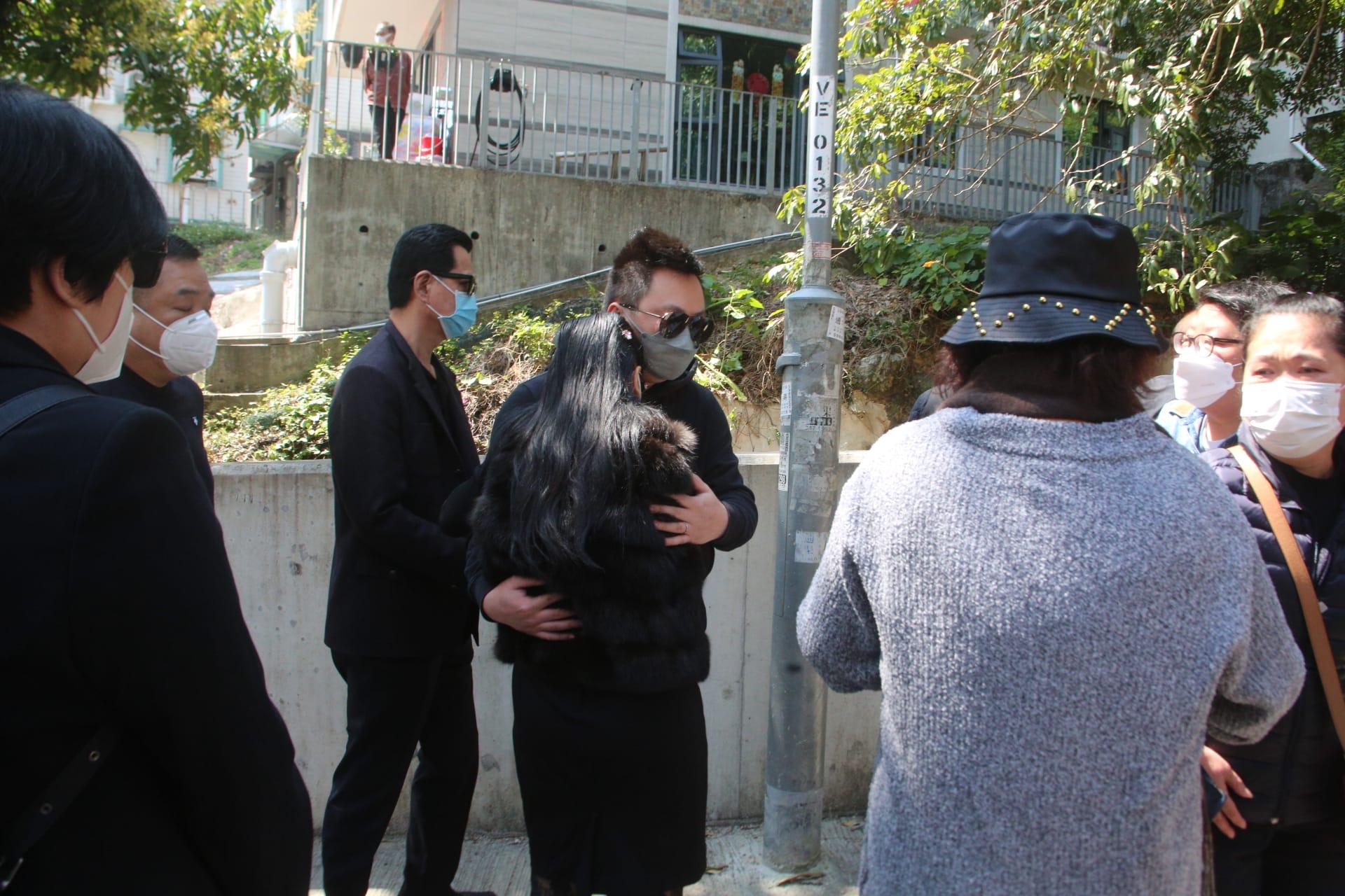 蔡天鳳母親在女婿Chris的懷中痛哭