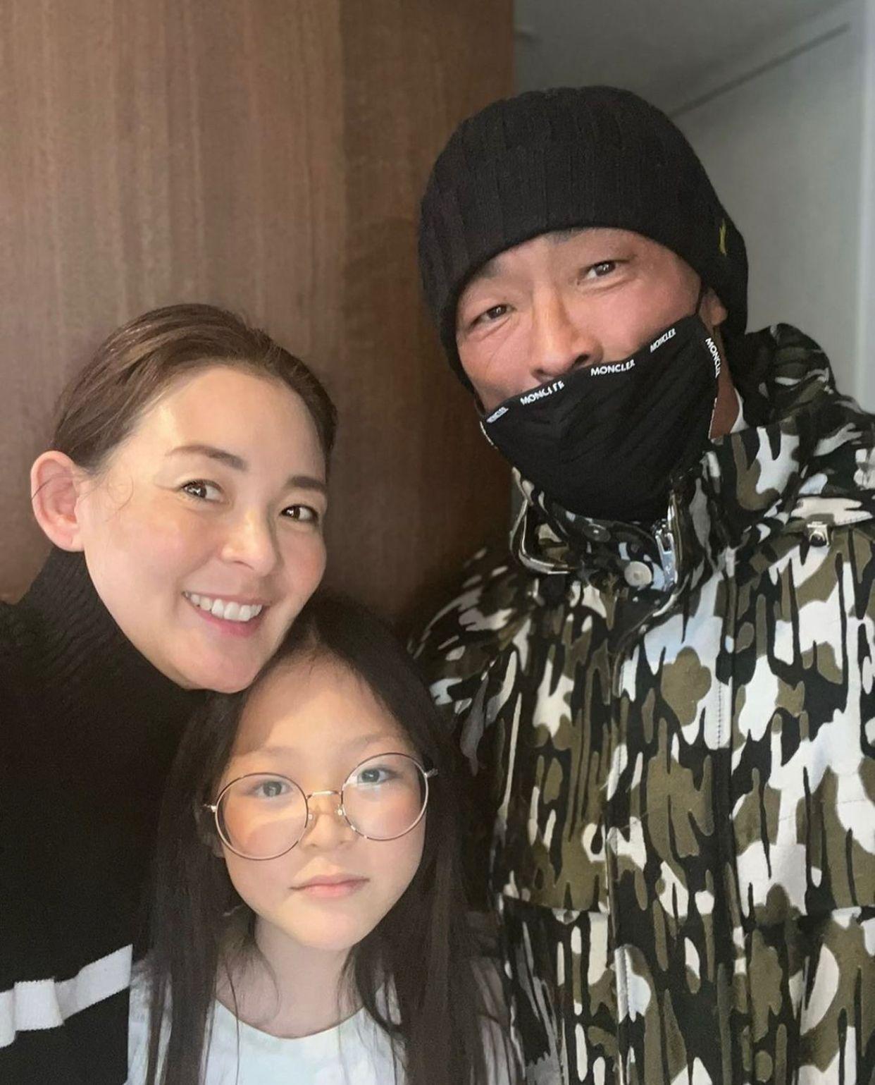 秋成勳與日模太太矢野志保,育有囡囡秋小愛。