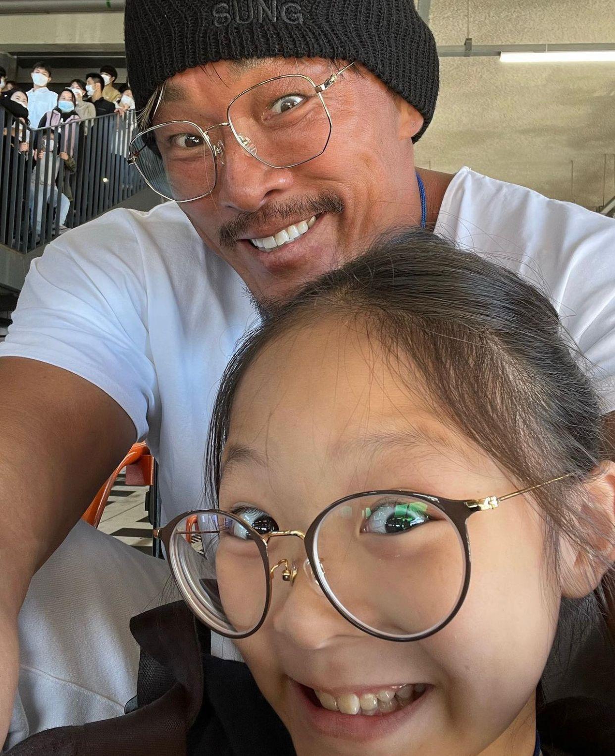 秋成勳寶貝女秋小愛,今年將滿12歲。