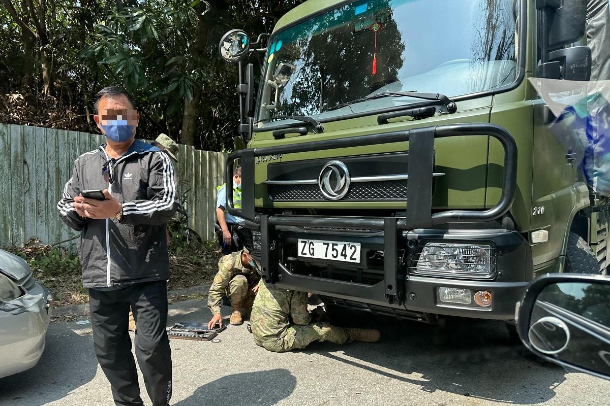 解放軍有軍車在流浮山與私家車迎頭相撞,無人受傷。(網上圖片)