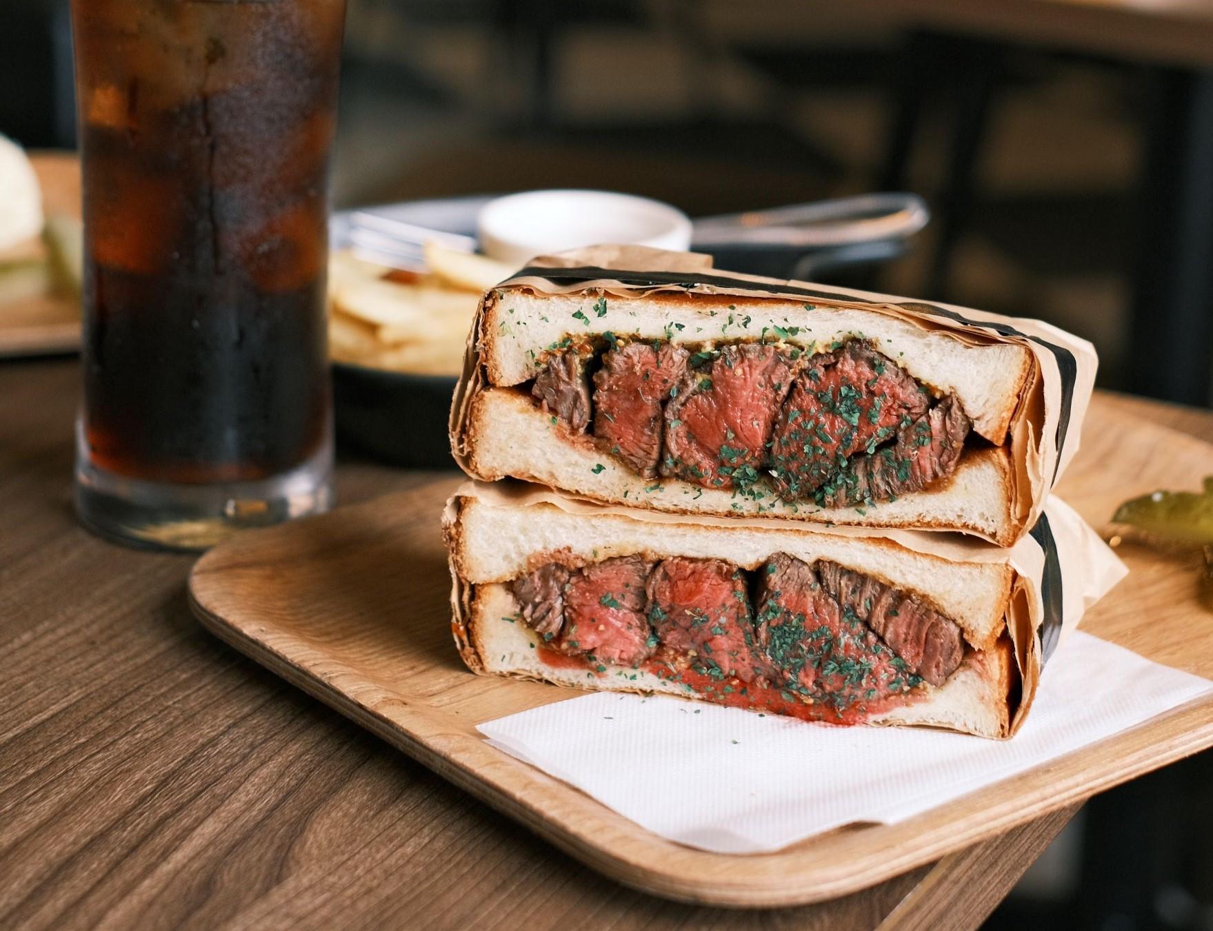 招牌牛肉三文治有150g(1350日元)和300g大份(1850日元)兩種份量供選擇