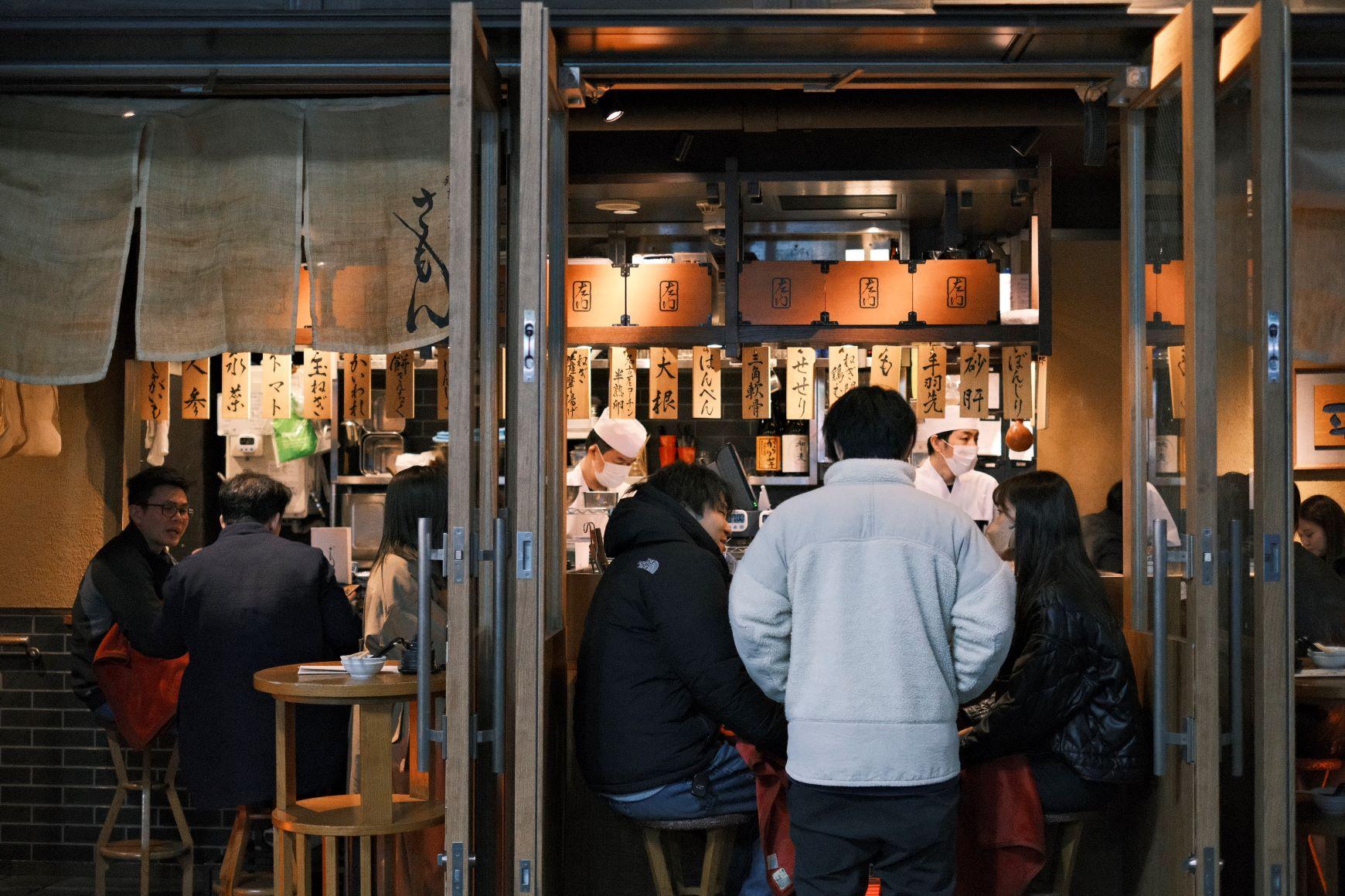 小店位於中目黑站的天橋底,下午先開門,營業至凌晨兩點