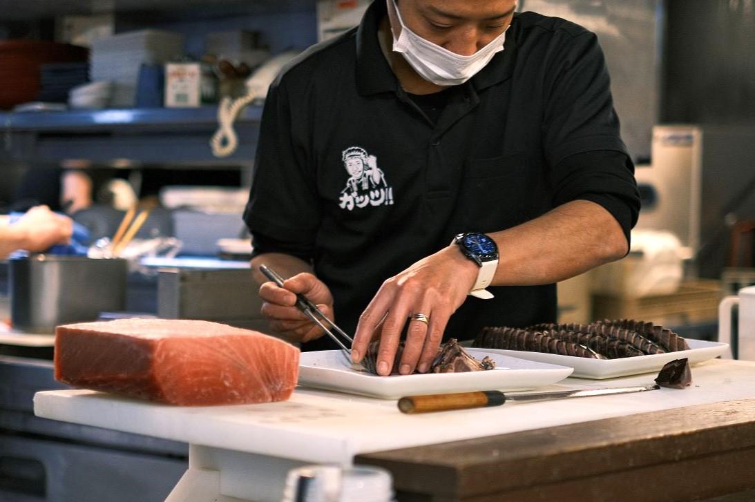 客人可以用平民價錢任食多款刺生和日本料理,每位早餐及午餐時段每位只收2100日元(約$120)