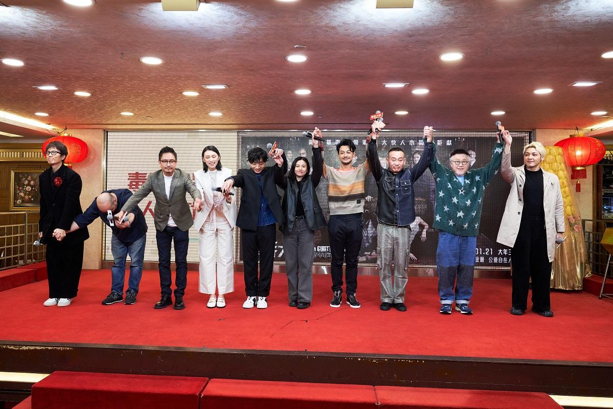 《毒舌大狀》一眾演員鞠躬答謝觀眾。