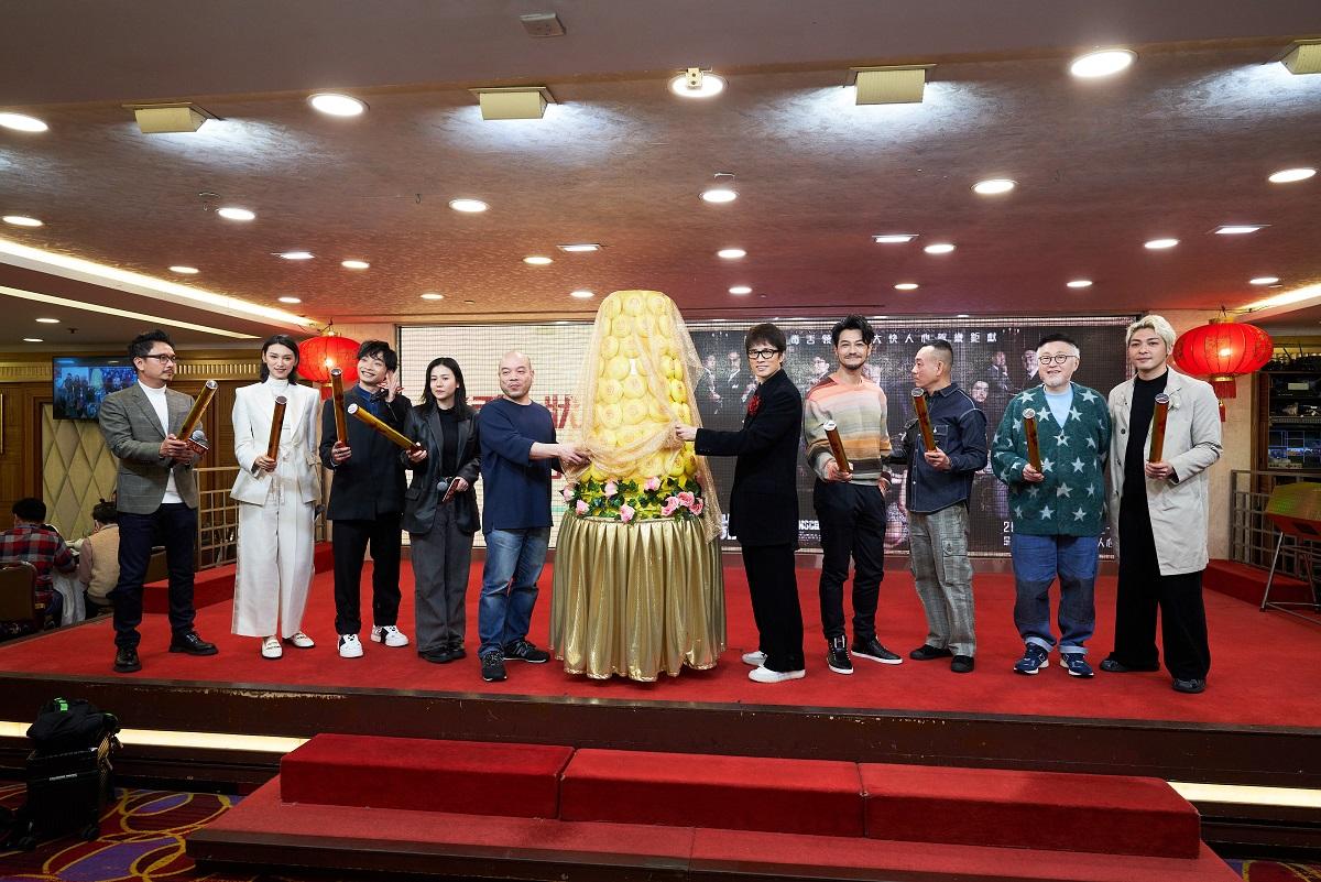 黃子華與導演吳煒倫開採金色包山,寓意票房邁向8000萬並繼續層層發。